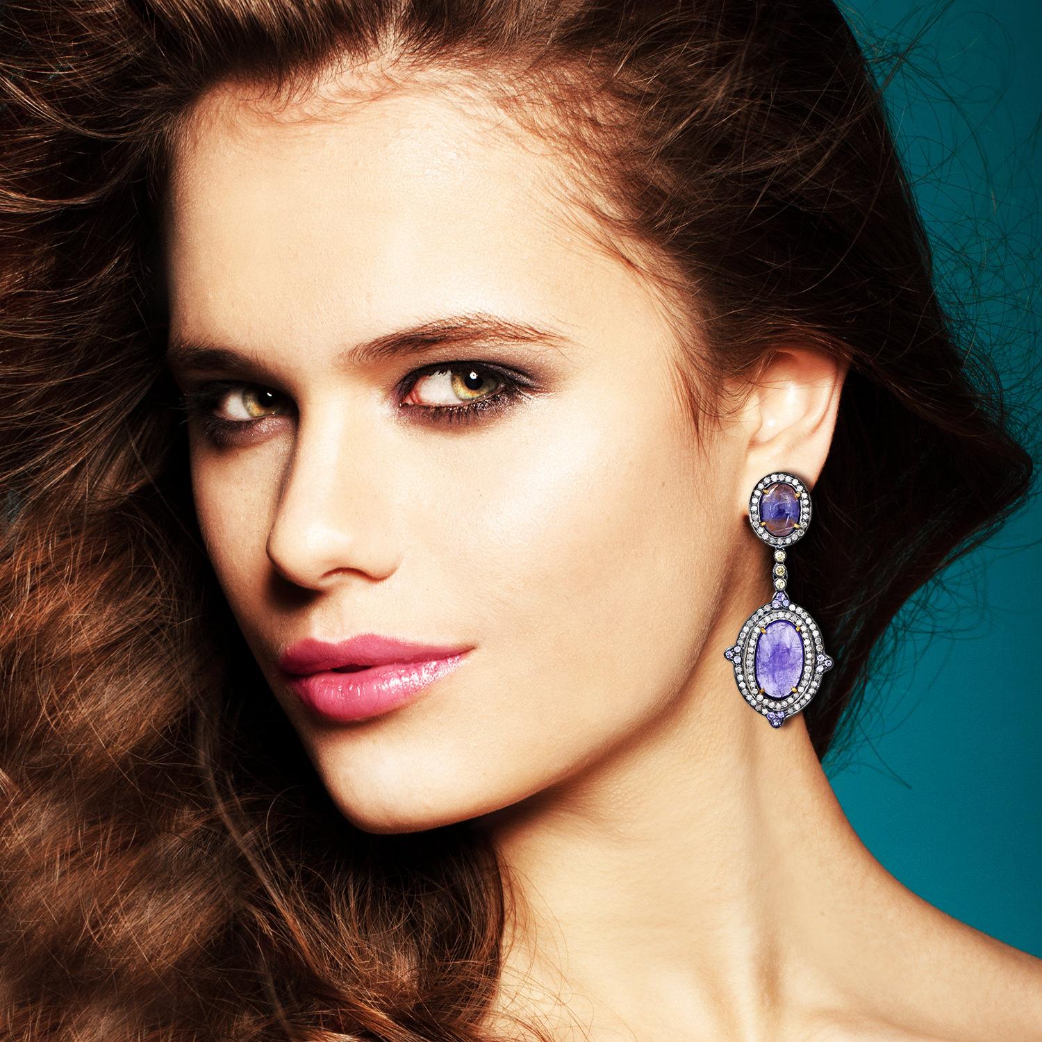 18KT:2,11g,
Diamante:1,86 ct,
Plata:8,3 g
Tanzanite:11.3ct,
Tamaño: 48X20MM