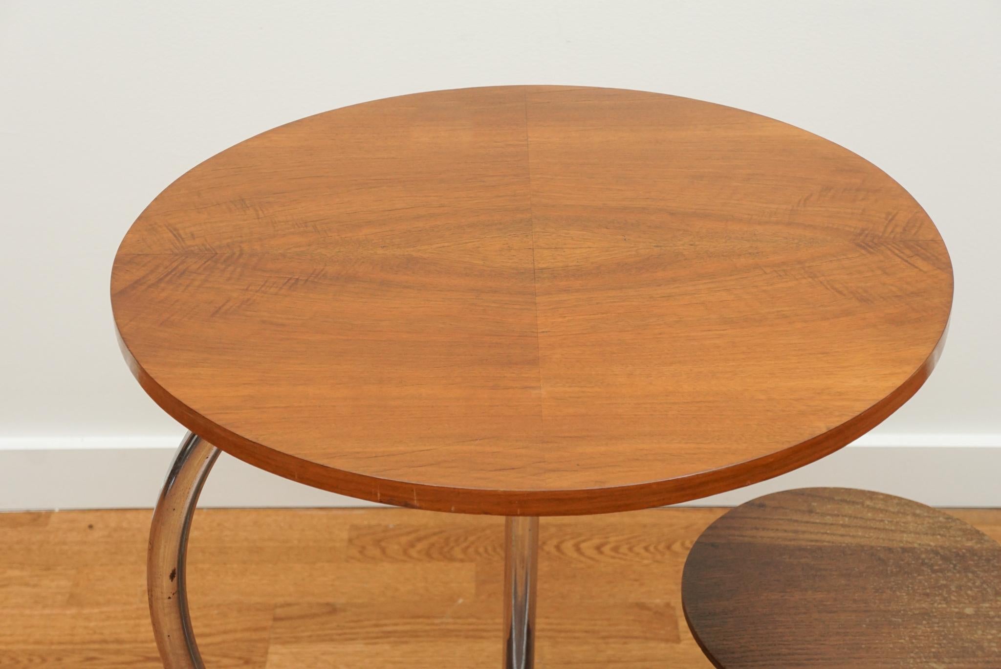 Zweistöckiger Tisch aus Nussbaumholz und Chrom-Akzent (Europäisch) im Angebot