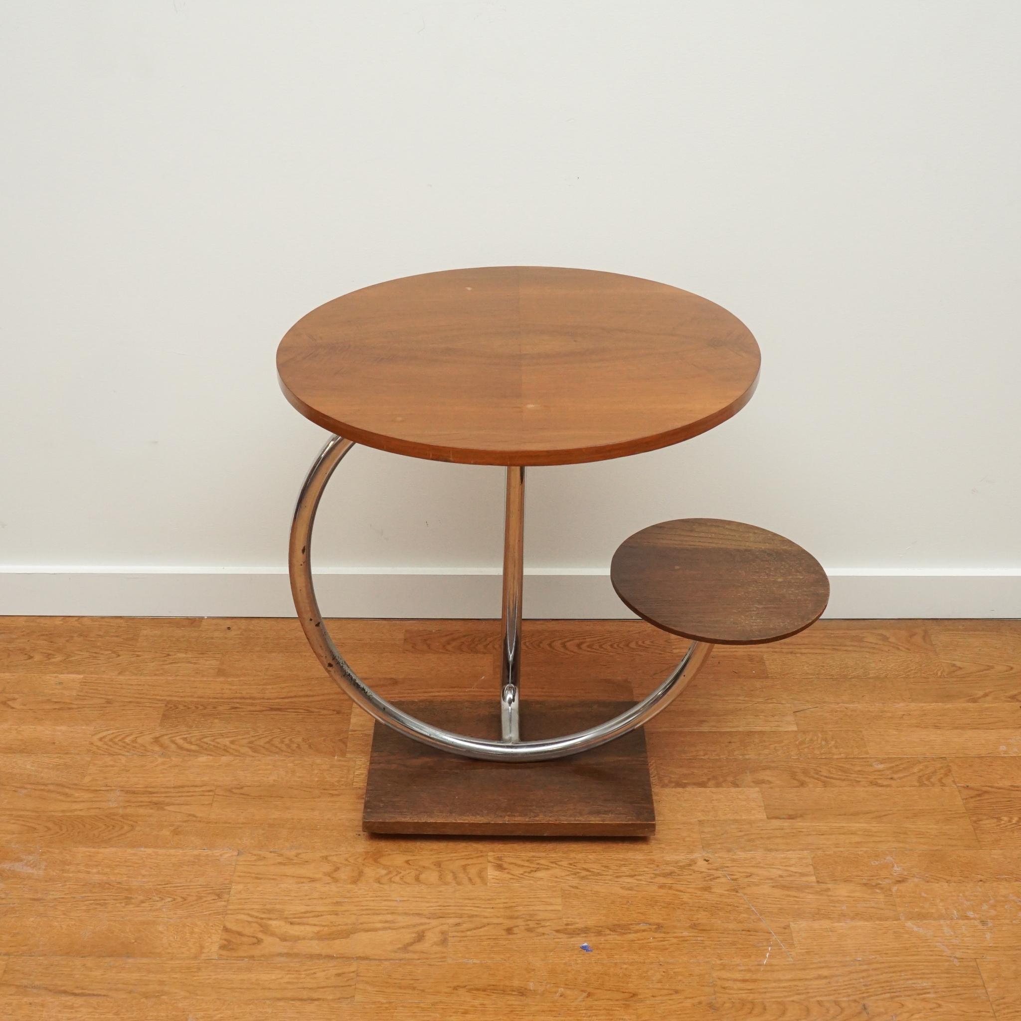 Zweistöckiger Tisch aus Nussbaumholz und Chrom-Akzent (Maschinell gefertigt) im Angebot