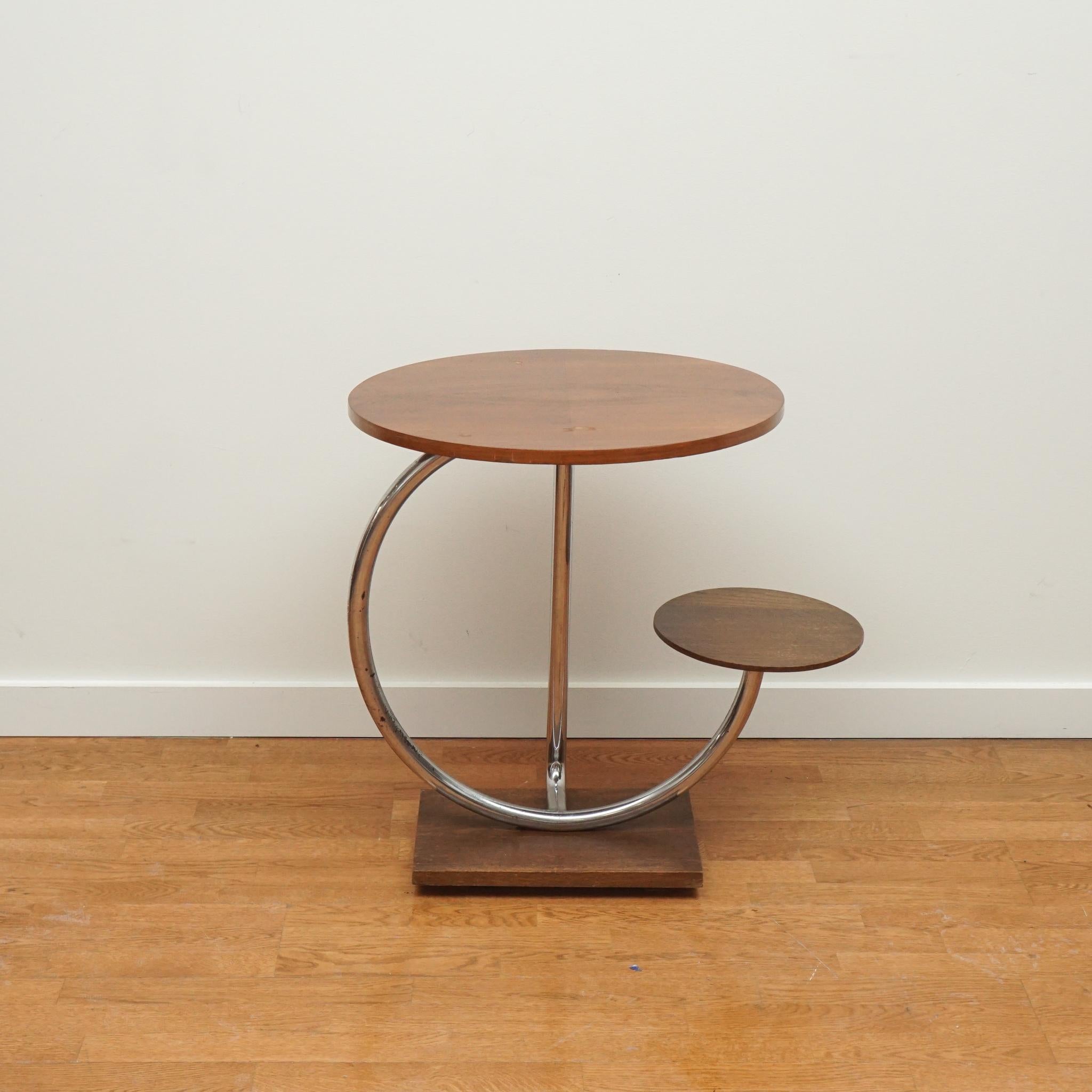 Zweistöckiger Tisch aus Nussbaumholz und Chrom-Akzent im Zustand „Relativ gut“ im Angebot in Hudson, NY