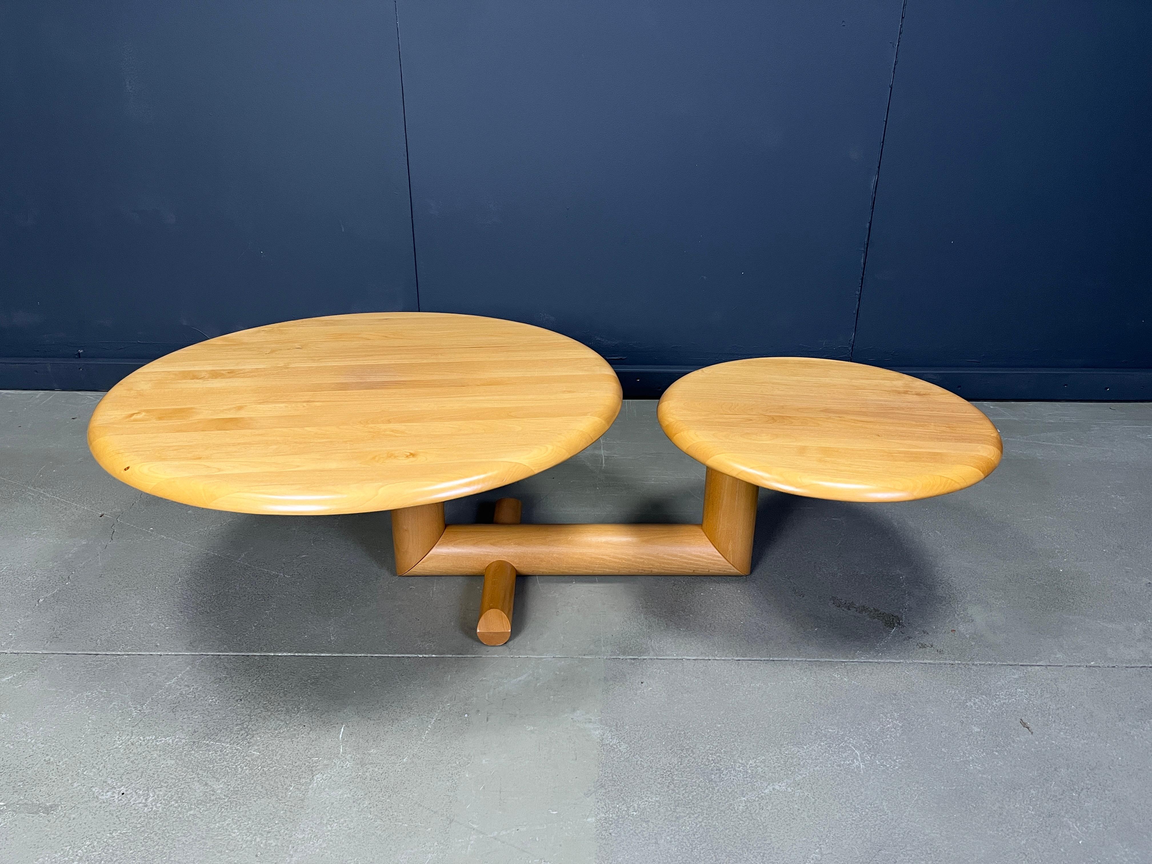 Rare table basse en bois avec deux plateaux pivotants de la Roche Bobois.

Magnifique Design/One Modern, qui est également très pratique car vous pouvez tourner les plateaux de table à votre guise.

Très bon état, finition de haute qualité comme on
