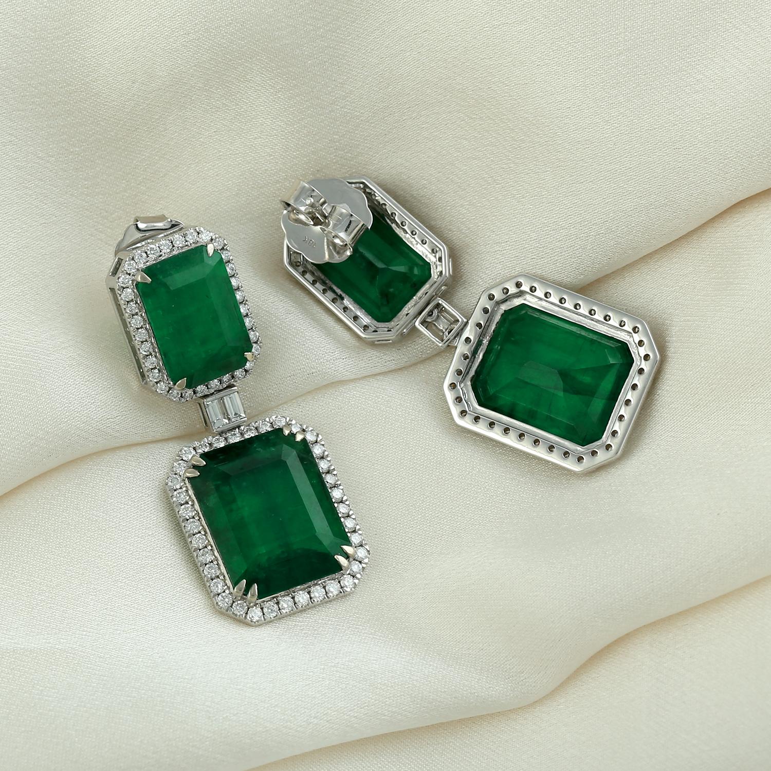 Art déco Boucles d'oreilles pendantes en or blanc 18 carats avec émeraude de Zambie à deux niveaux en vente