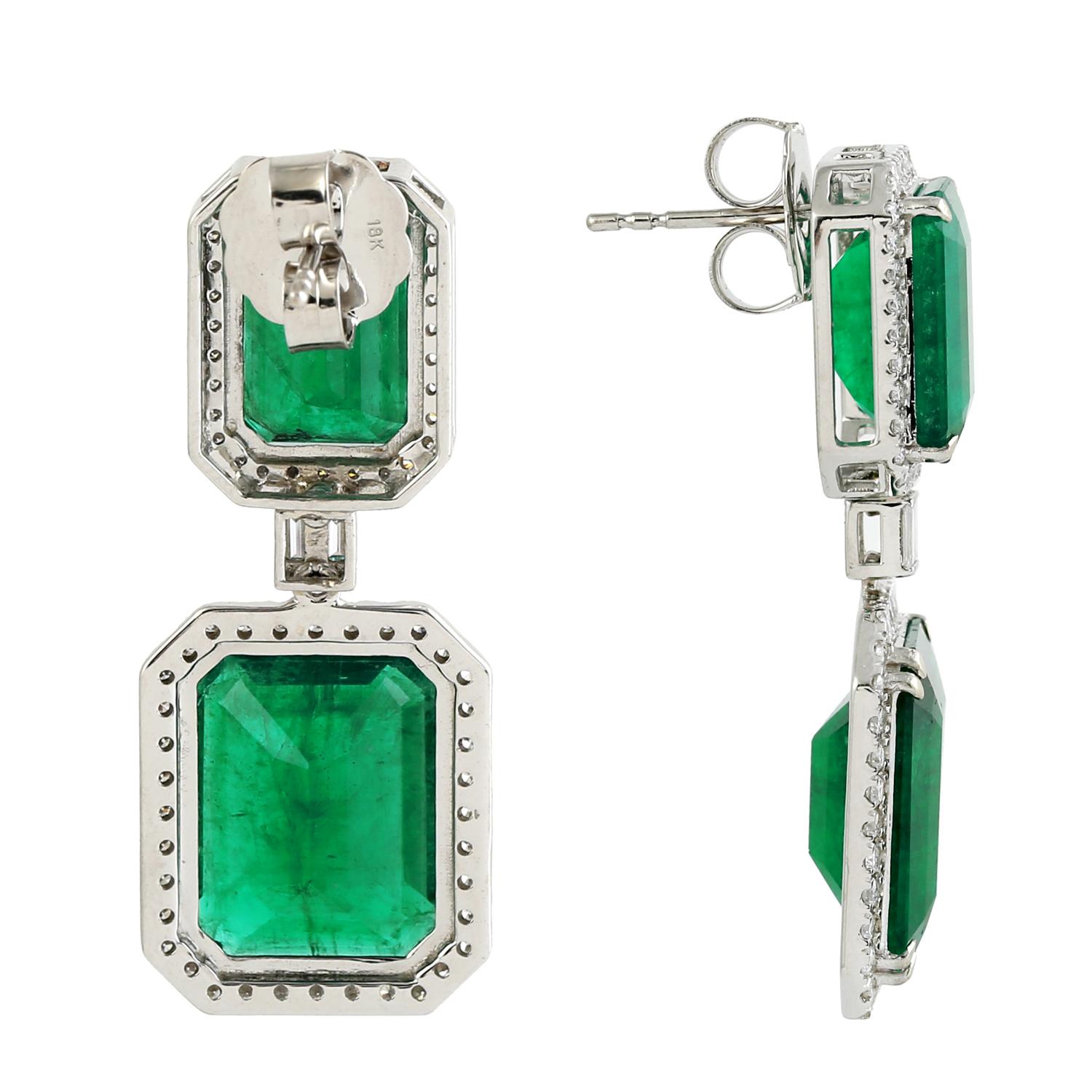 Taille mixte Boucles d'oreilles pendantes en or blanc 18 carats avec émeraude de Zambie à deux niveaux en vente