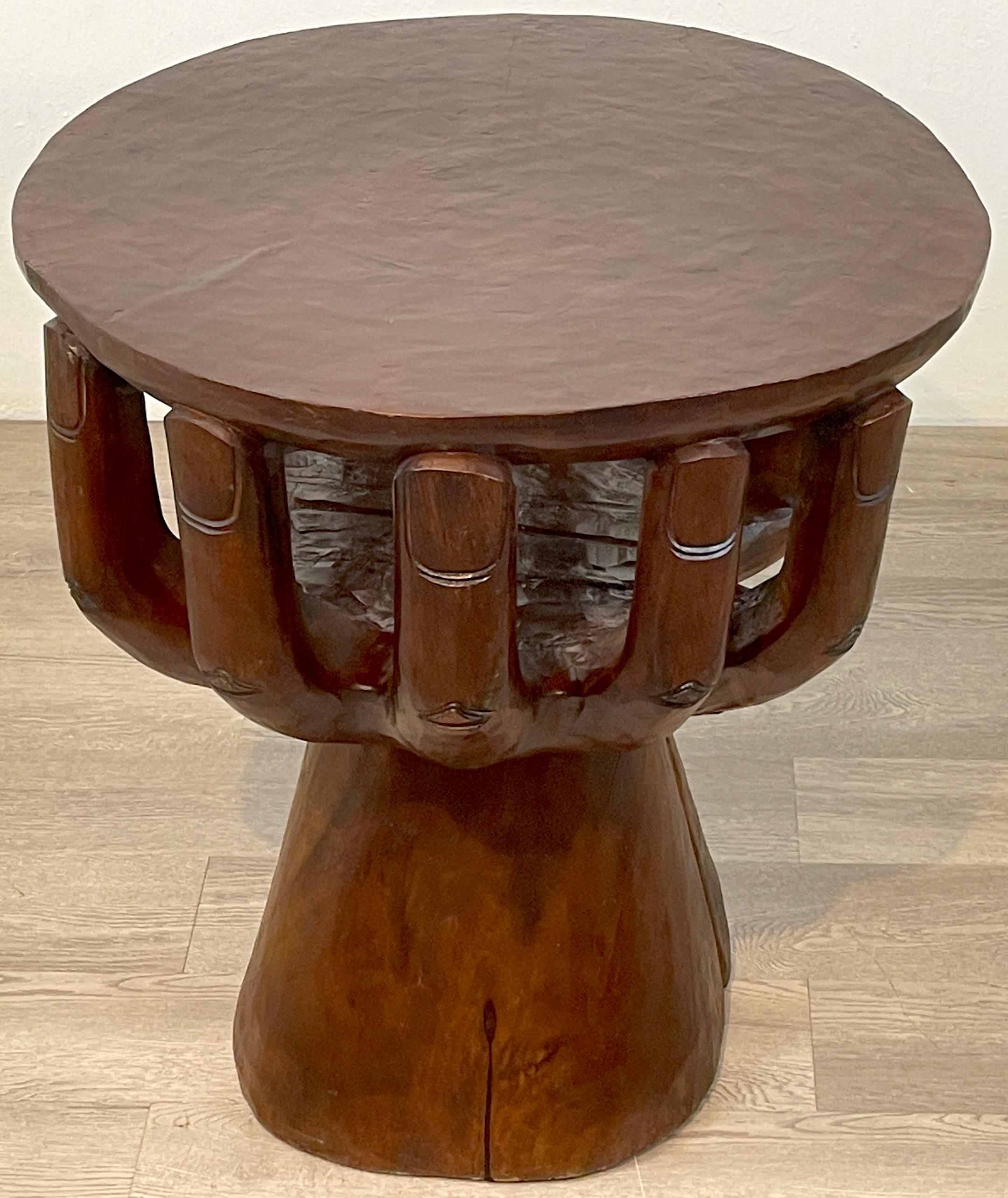 Zweistöckiger Tisch mit geschliffenen Händen, in der Art von Pedro Friedeberg im Angebot 2