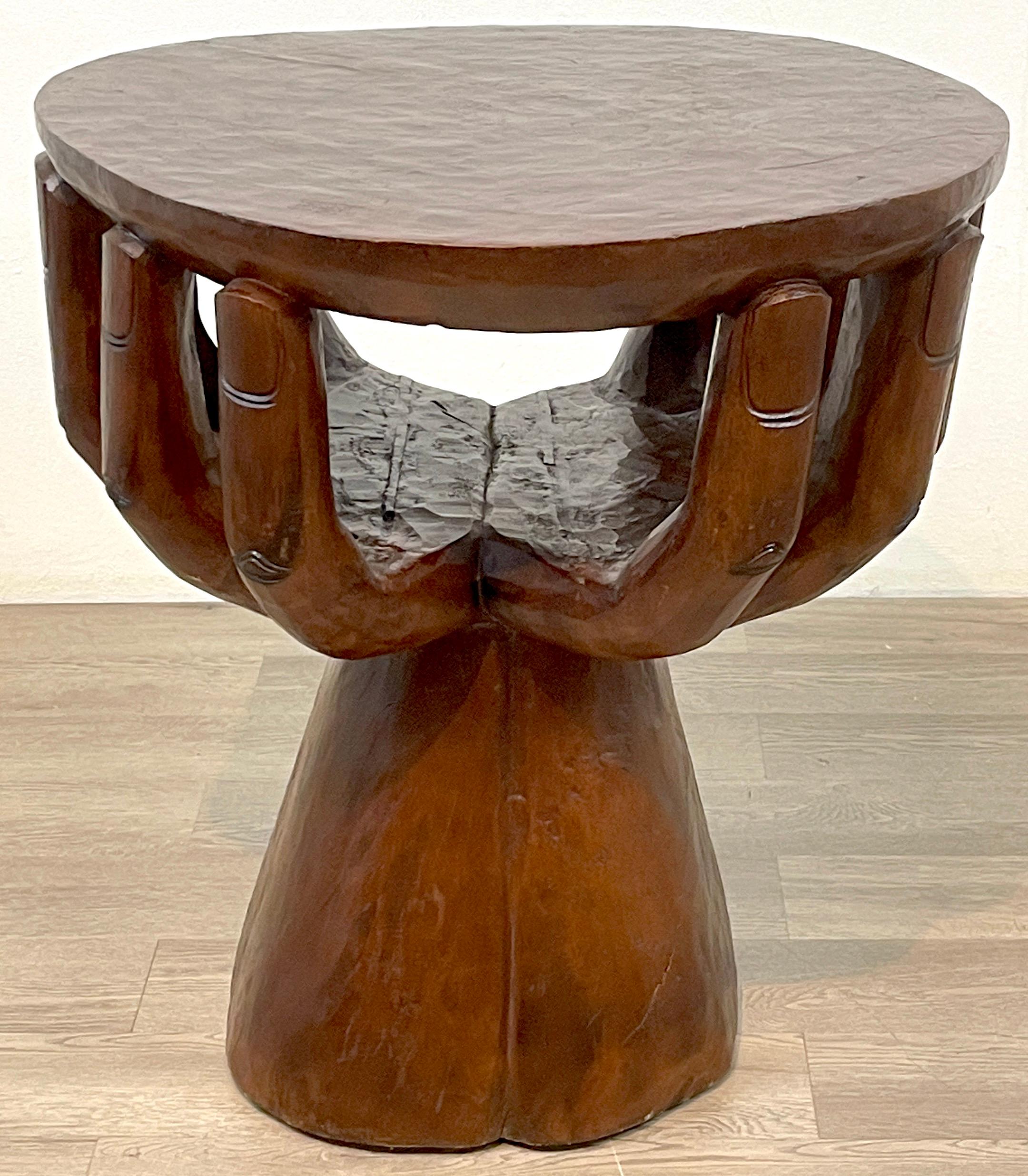 Zweistöckiger Tisch mit geschliffenen Händen, in der Art von Pedro Friedeberg im Angebot 4