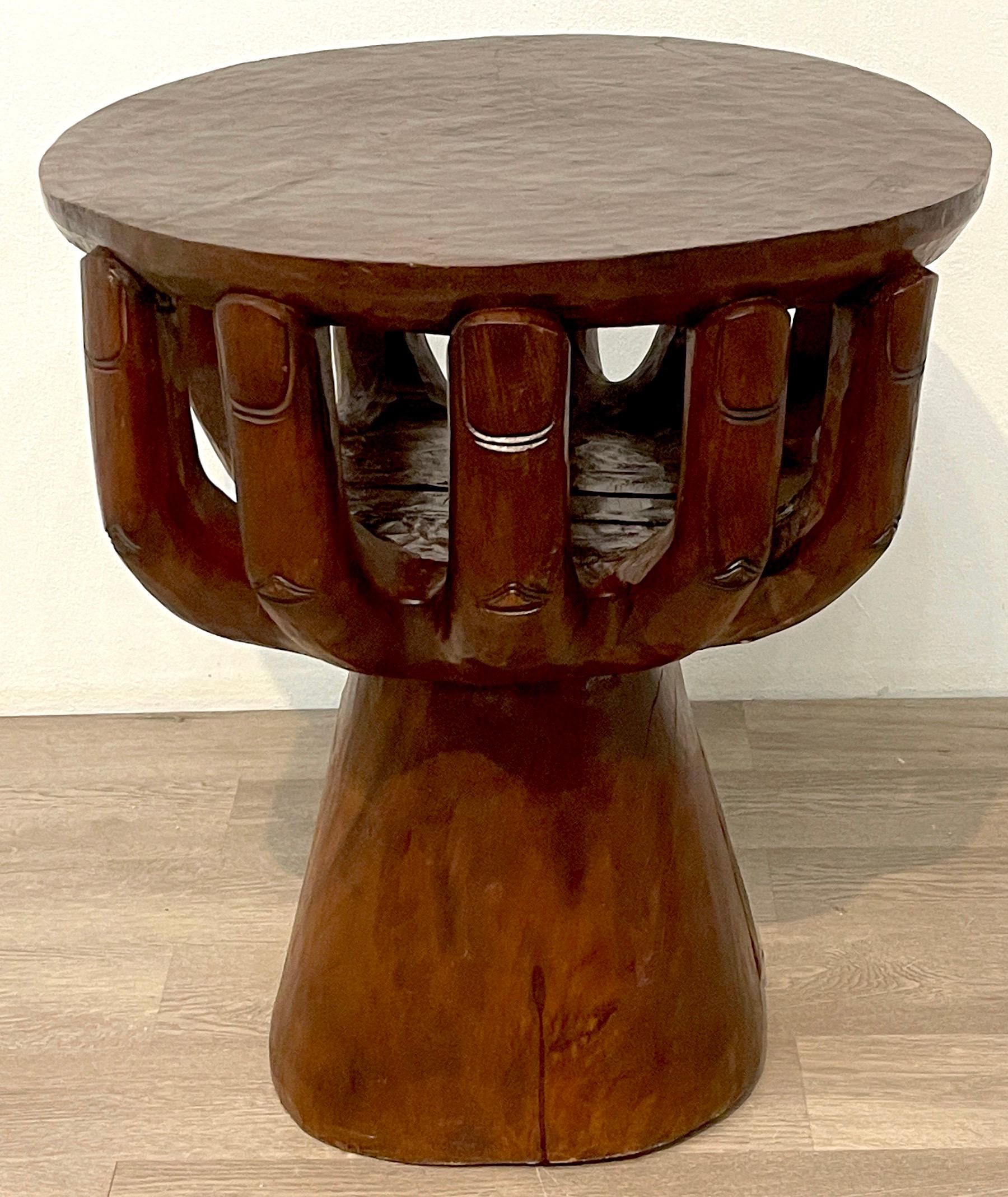 Zweistöckiger Tisch mit geschliffenen Händen, in der Art von Pedro Friedeberg im Angebot 7