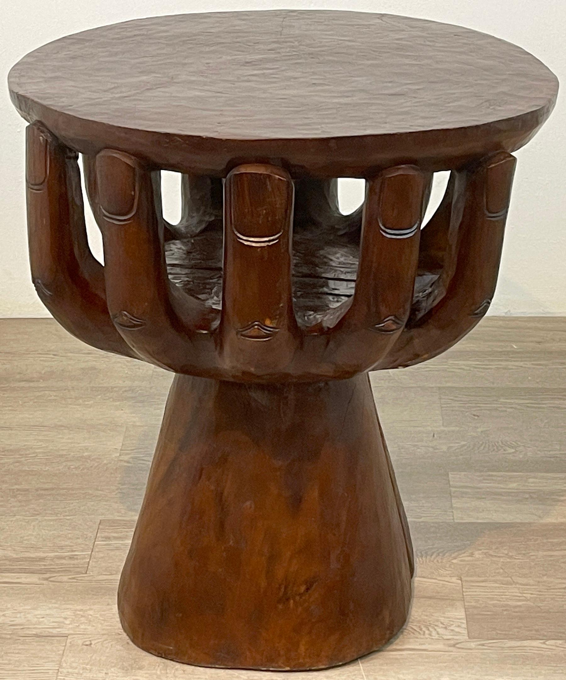 Zweistöckiger Tisch mit geschliffenen Händen, in der Art von Pedro Friedeberg (20. Jahrhundert) im Angebot