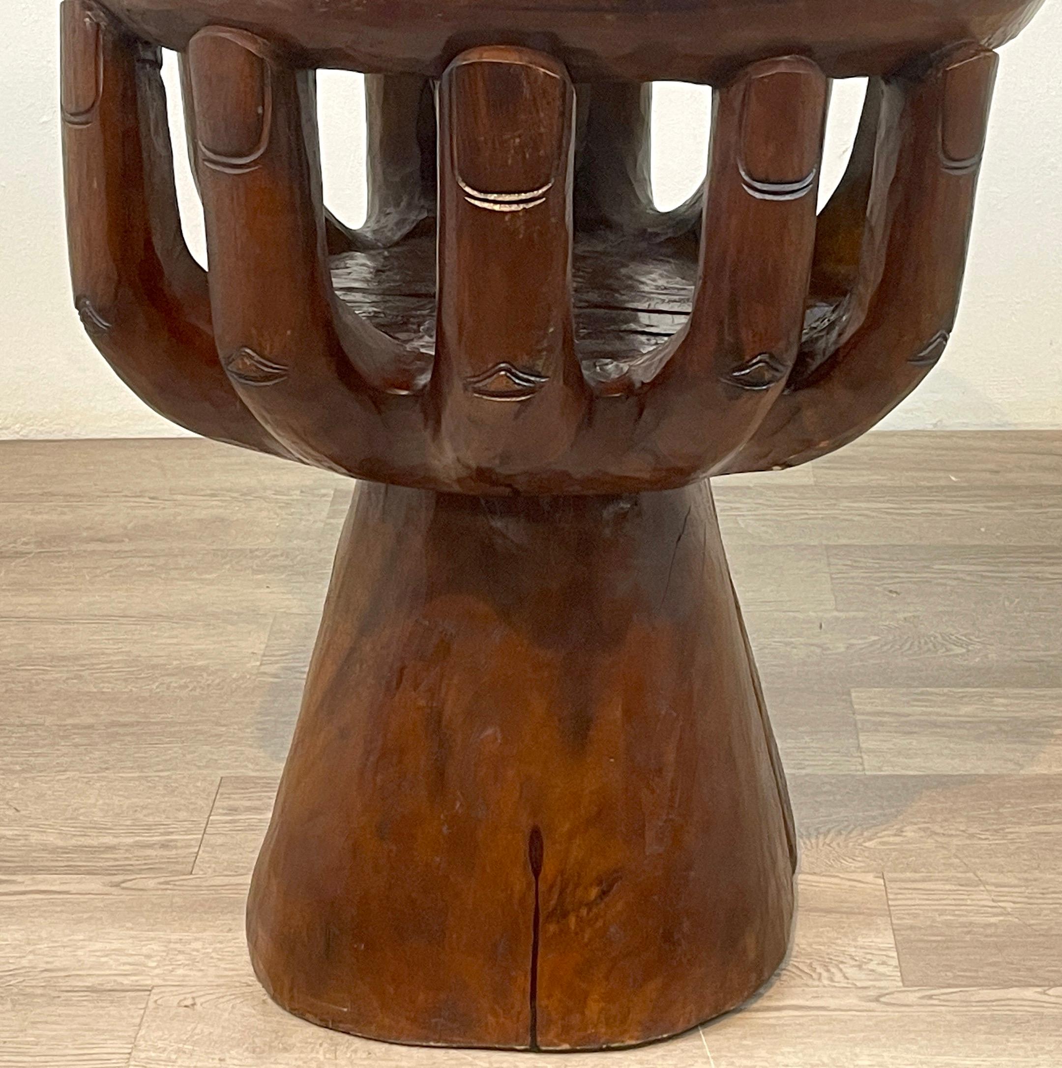 Zweistöckiger Tisch mit geschliffenen Händen, in der Art von Pedro Friedeberg im Angebot 1
