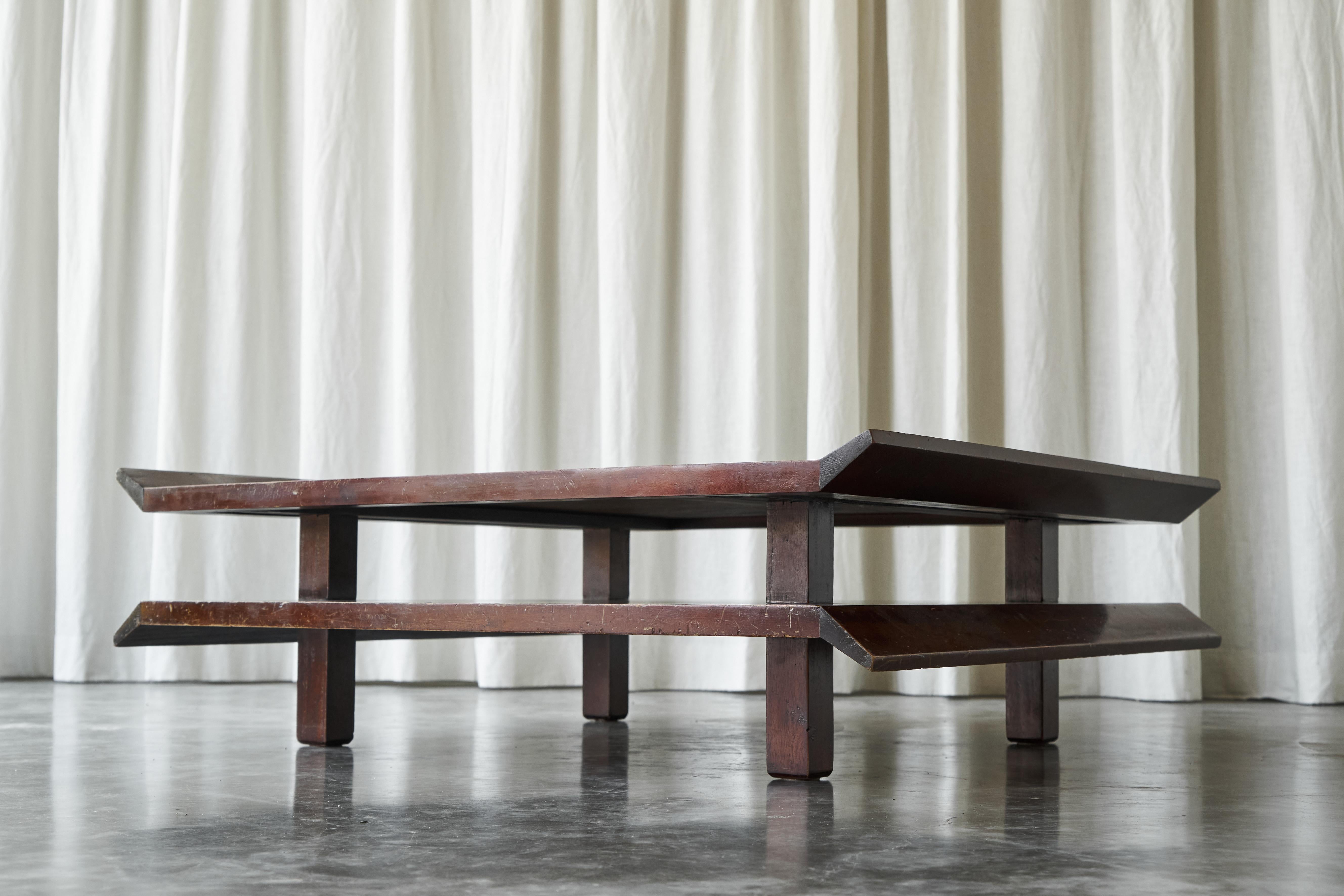 Zweistöckiger japanischer Couchtisch im Pagodenstil aus Holz und Bambus, 1970er Jahre (Moderne der Mitte des Jahrhunderts) im Angebot
