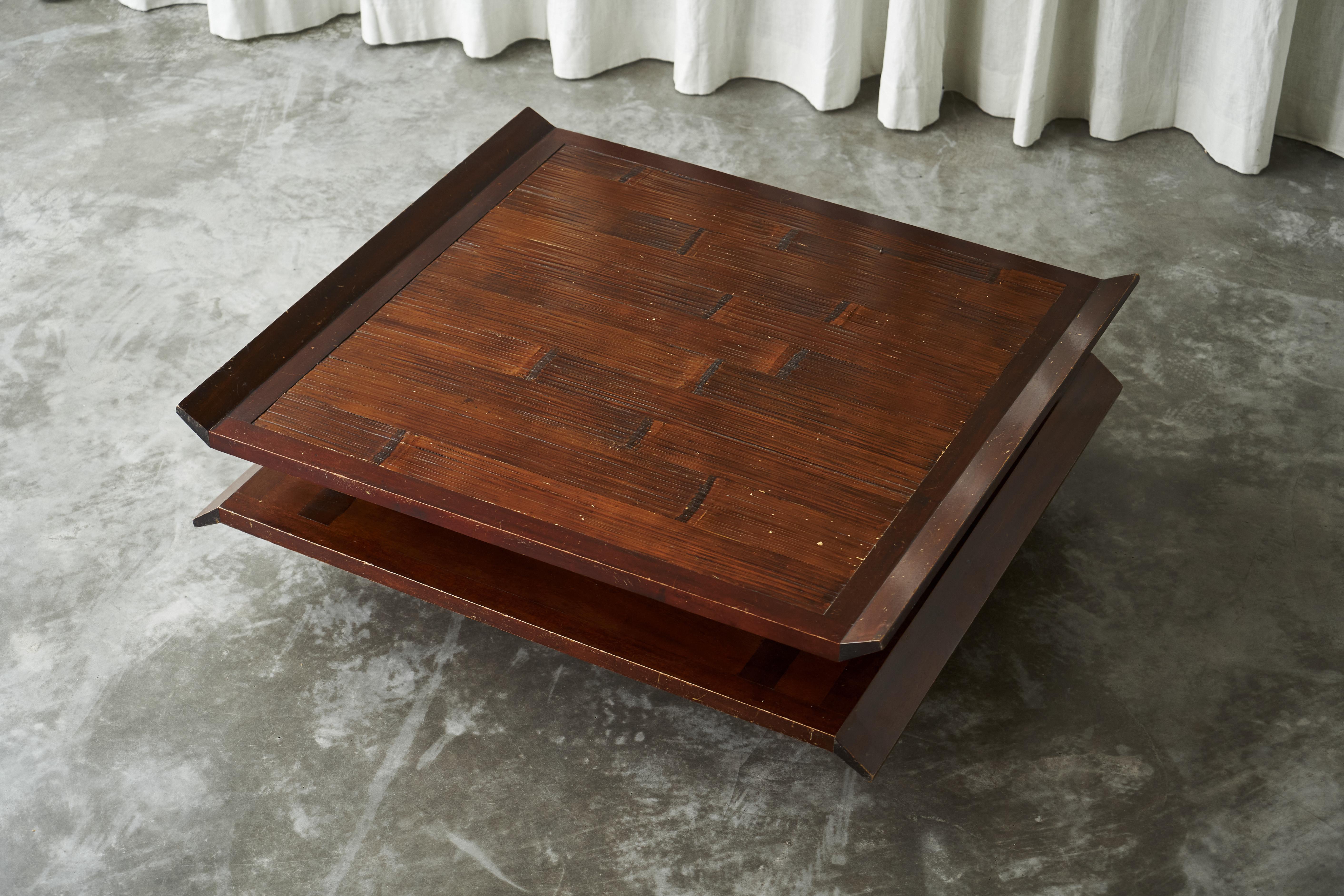 Zweistöckiger japanischer Couchtisch im Pagodenstil aus Holz und Bambus, 1970er Jahre (Unbekannt) im Angebot