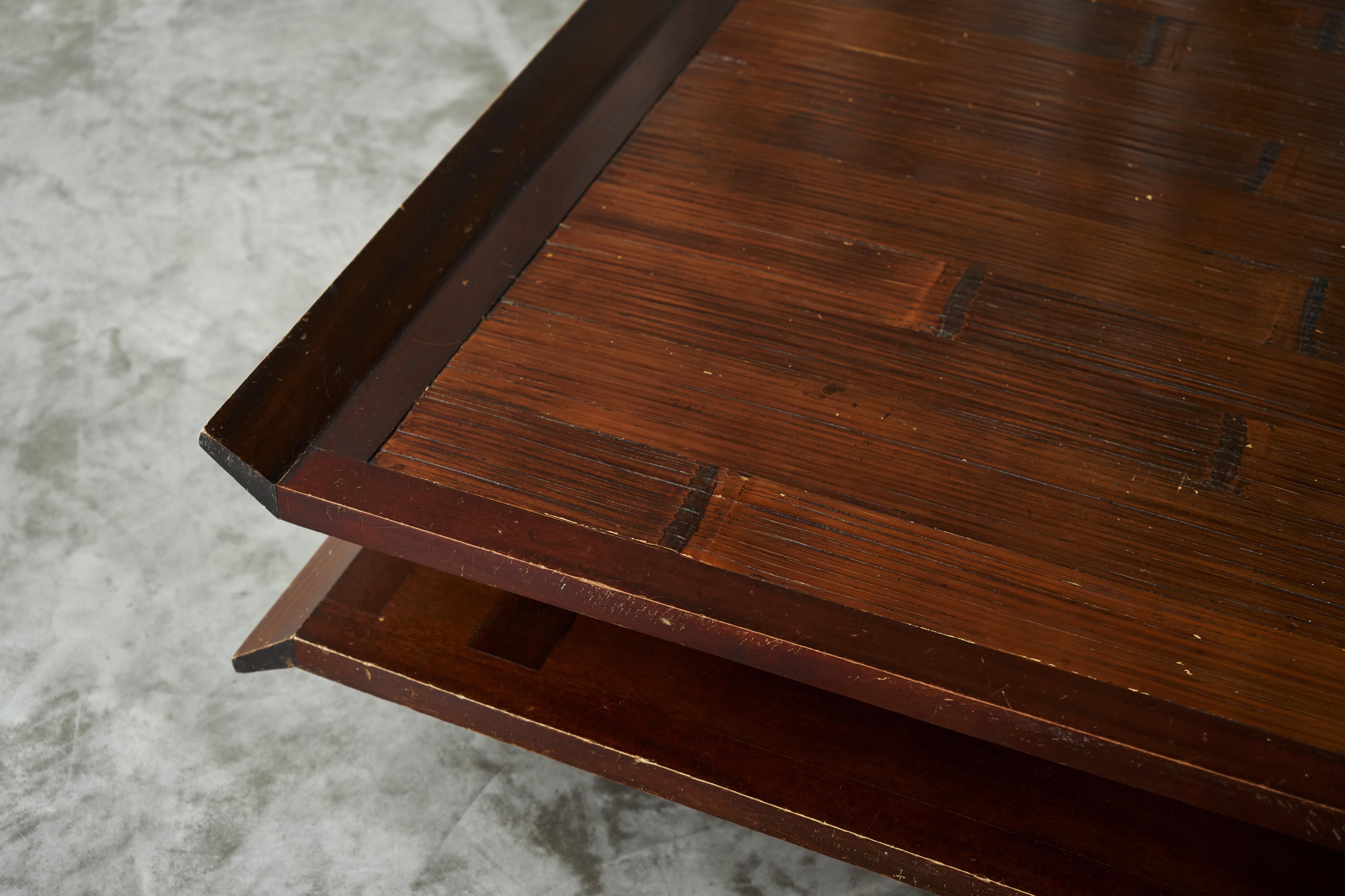 Zweistöckiger japanischer Couchtisch im Pagodenstil aus Holz und Bambus, 1970er Jahre (Handgefertigt) im Angebot