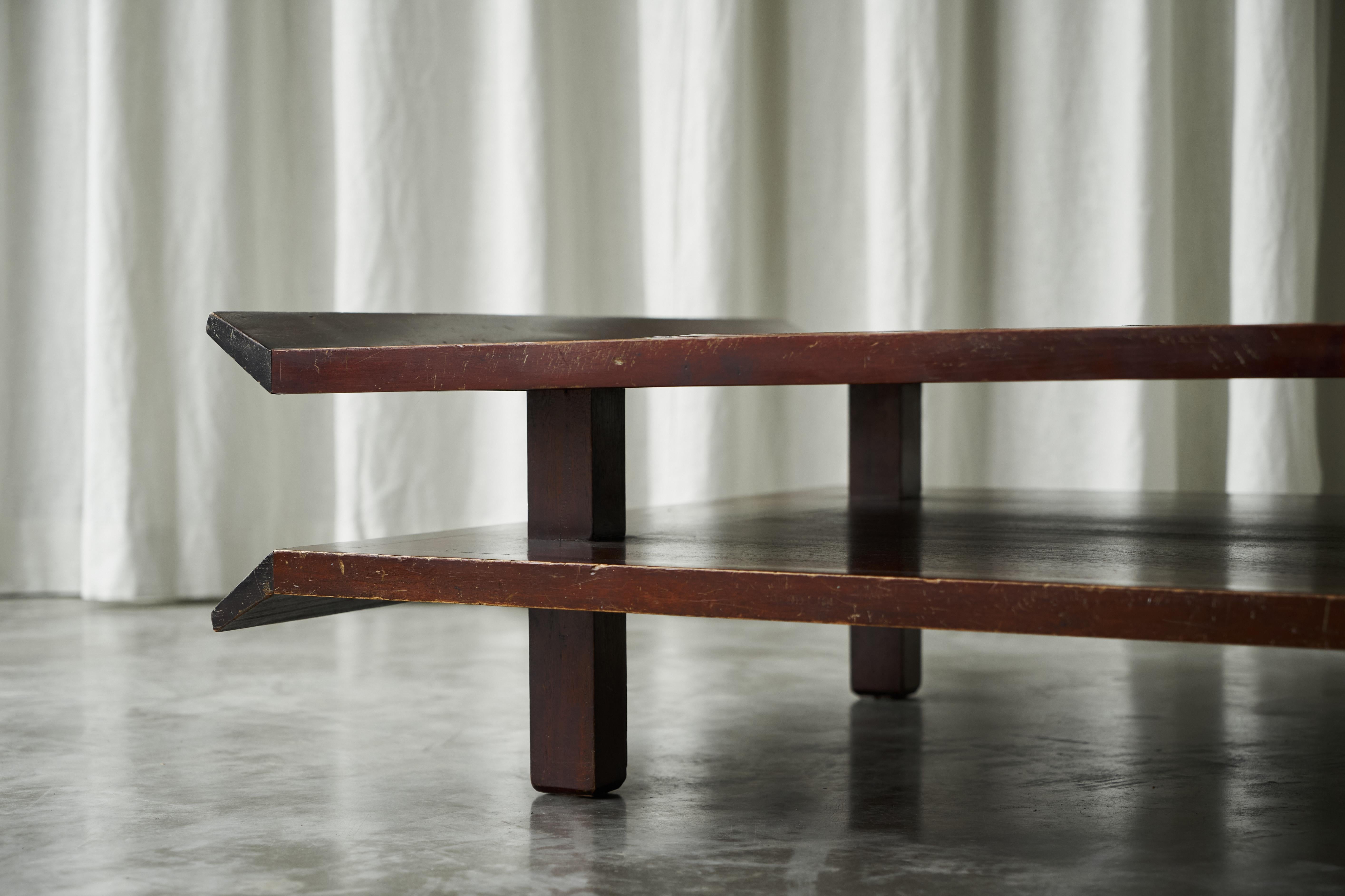 Zweistöckiger japanischer Couchtisch im Pagodenstil aus Holz und Bambus, 1970er Jahre im Zustand „Gut“ im Angebot in Meer, VAN