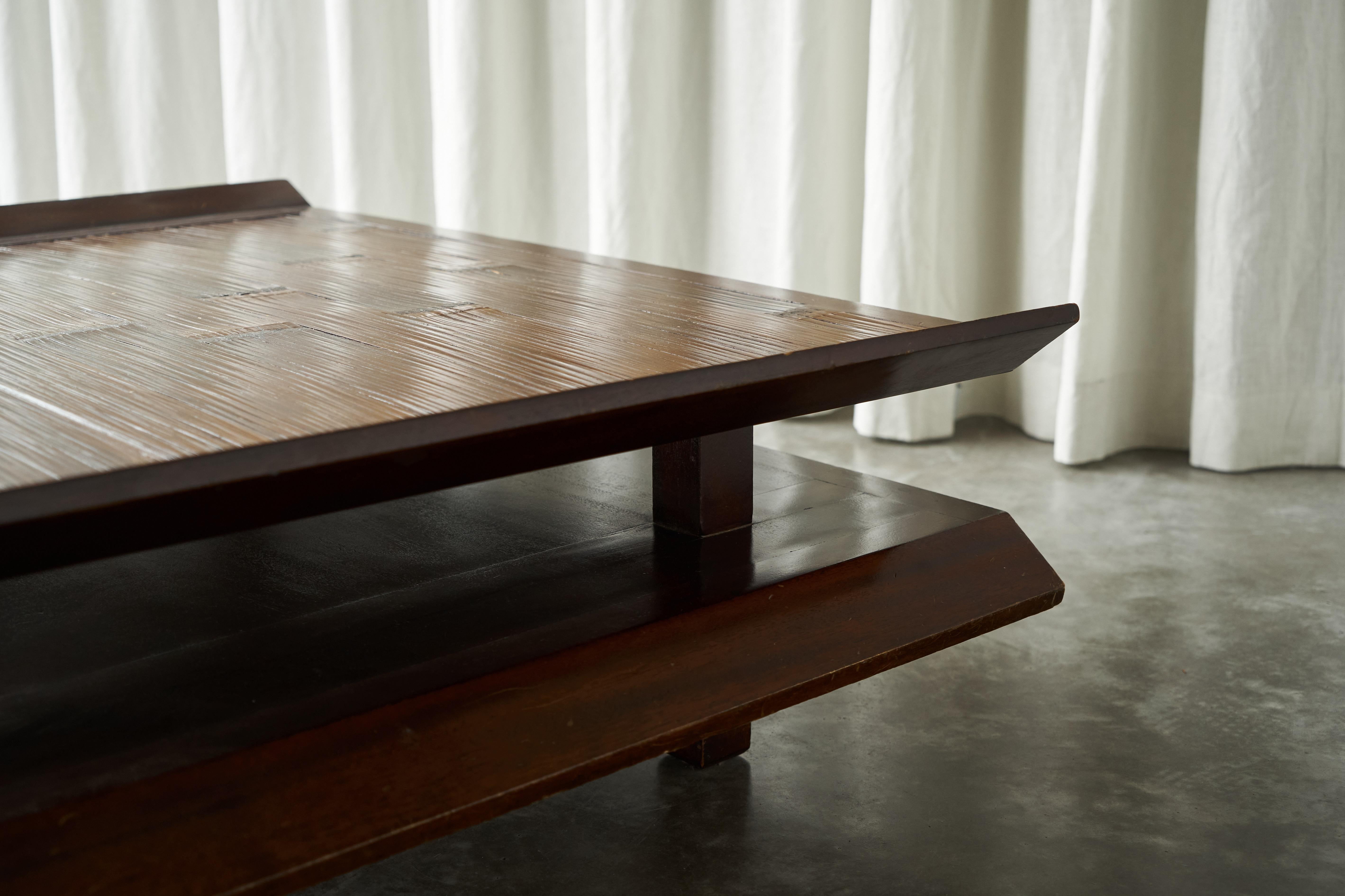 Zweistöckiger japanischer Couchtisch im Pagodenstil aus Holz und Bambus, 1970er Jahre (20. Jahrhundert) im Angebot