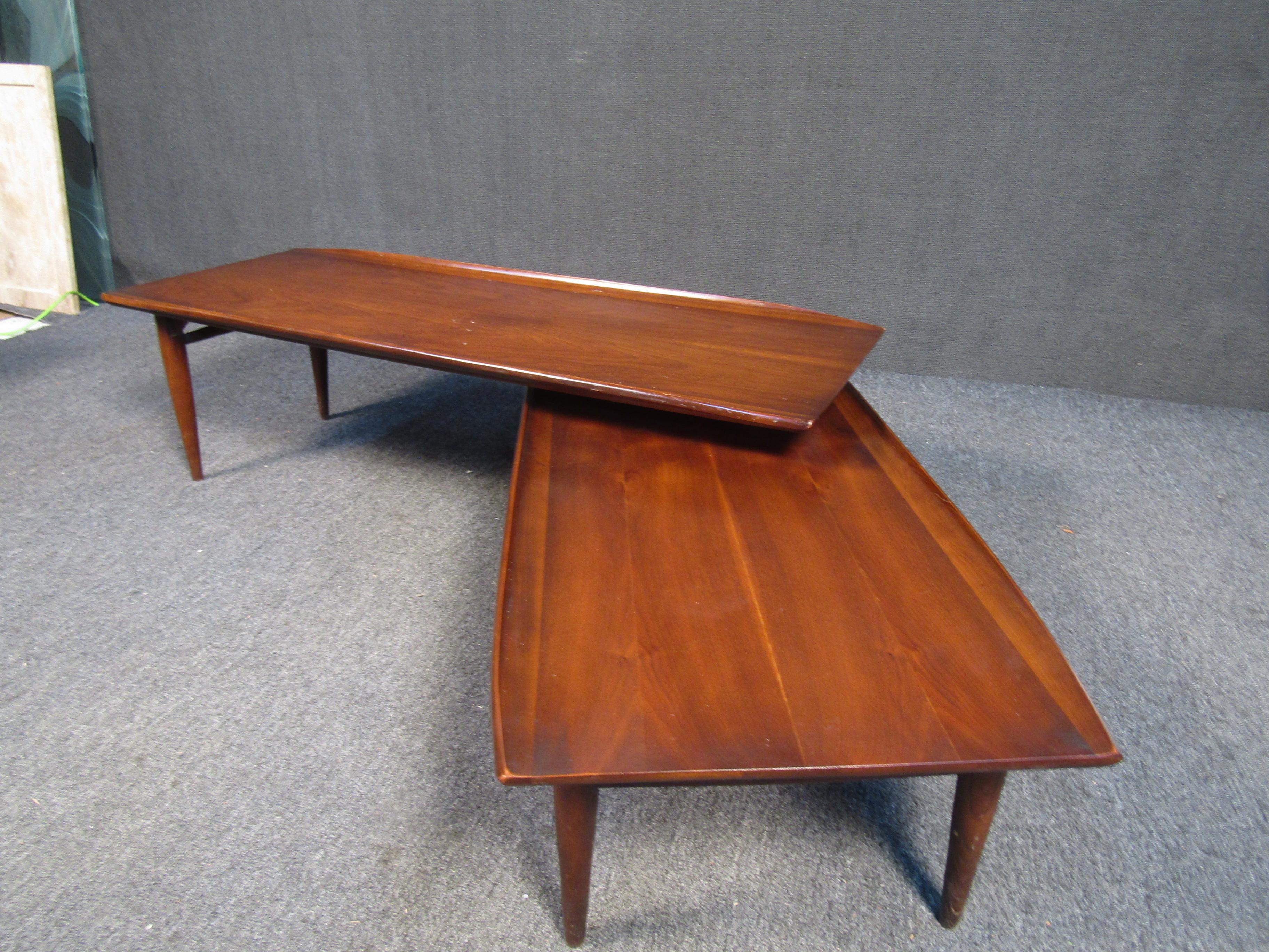 Two-Tiered Mid-Century Coffee Table In Good Condition For Sale In Brooklyn, NY