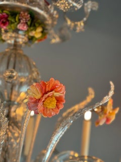 Zweistöckiger mehrfarbiger venezianischer Kronleuchter aus Murano-Glas mit Blumen und Blättern