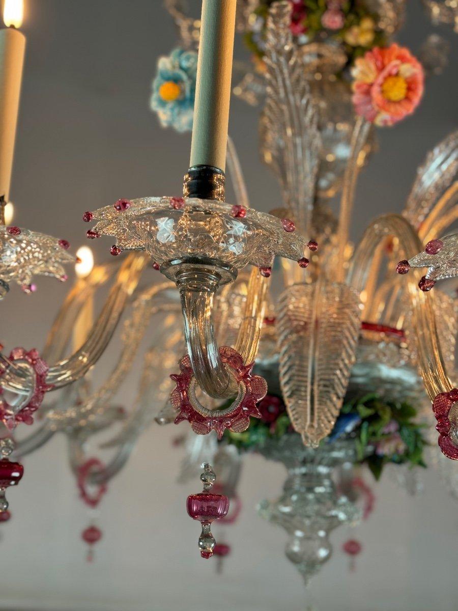 Italiano Lampadario a due livelli in vetro di Murano multicolore con fiori e foglie in vendita