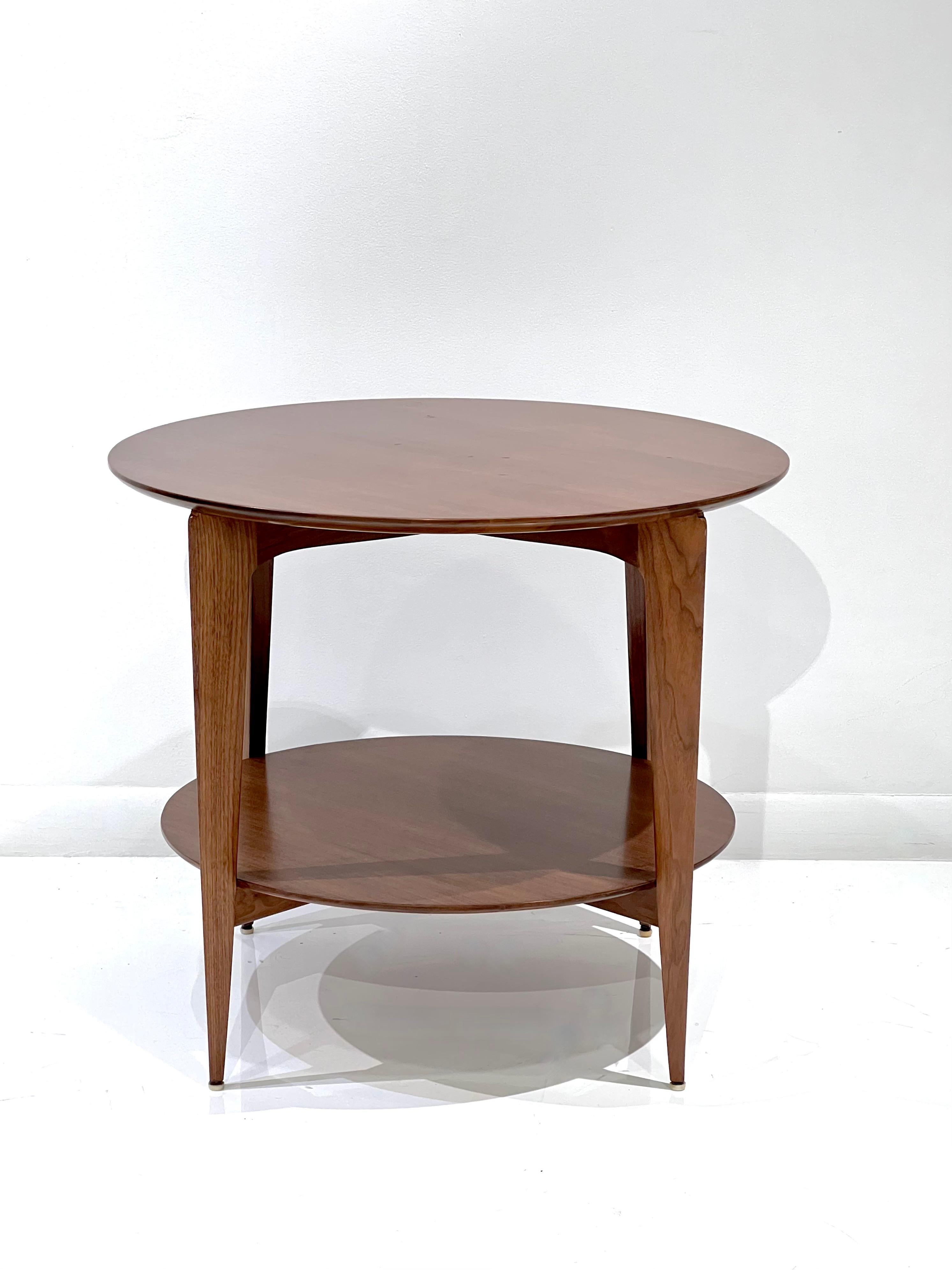 Table d'appoint à deux niveaux de Gio Ponti pour Singer & Sons, fabriquée en Italie dans les années 1950. Magnifiquement refini dans un riche noyer brun moyen.