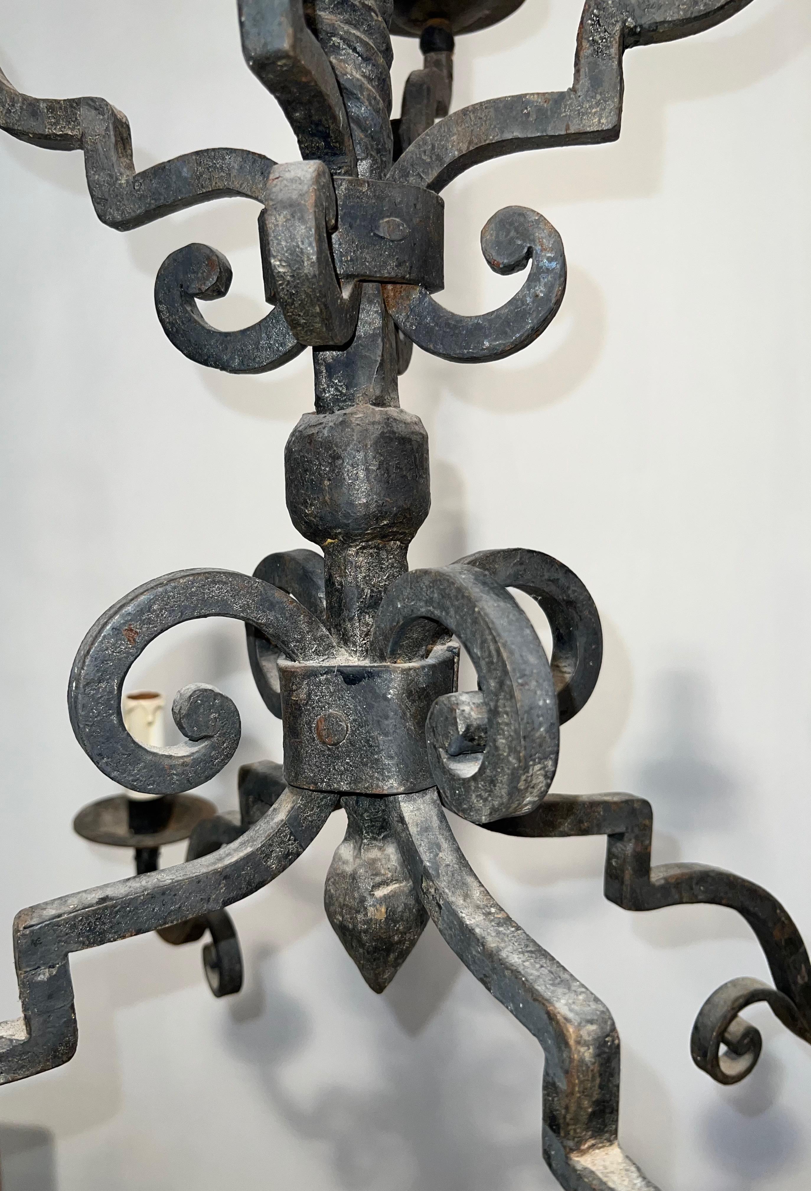 Lampadario a due piani in ferro battuto con 8 bracci in stile gotico in vendita 3