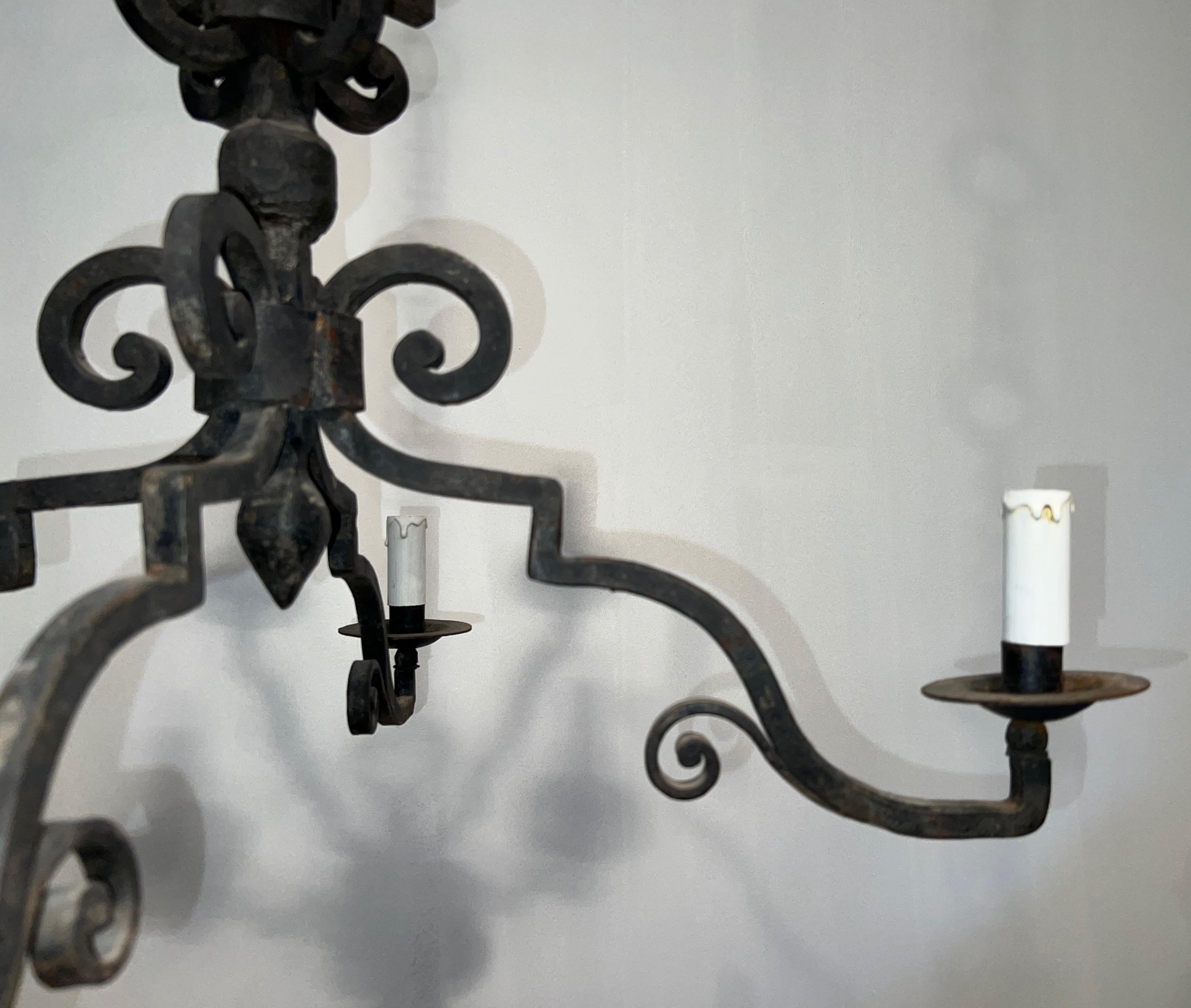 Lampadario a due piani in ferro battuto con 8 bracci in stile gotico in vendita 4