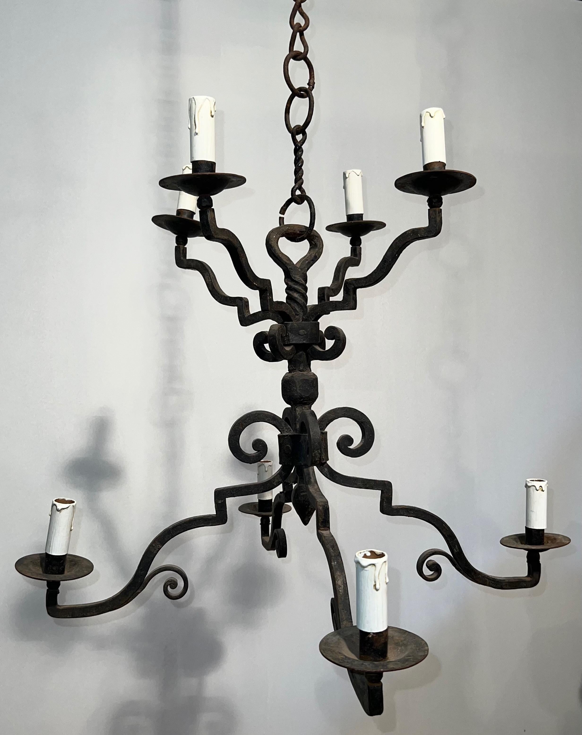 Lampadario a due piani in ferro battuto con 8 bracci in stile gotico in vendita 5