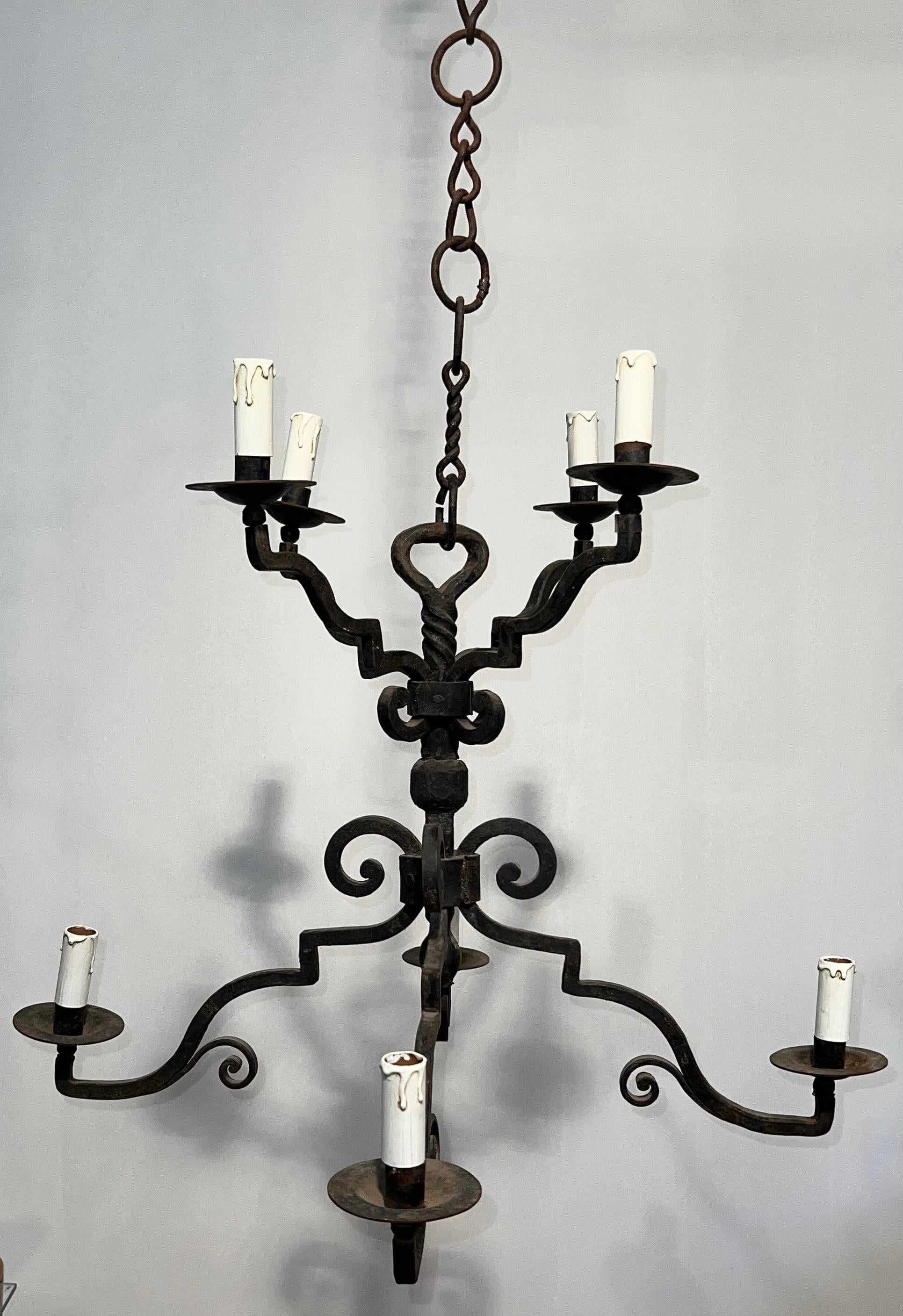 Gotico Lampadario a due piani in ferro battuto con 8 bracci in stile gotico in vendita