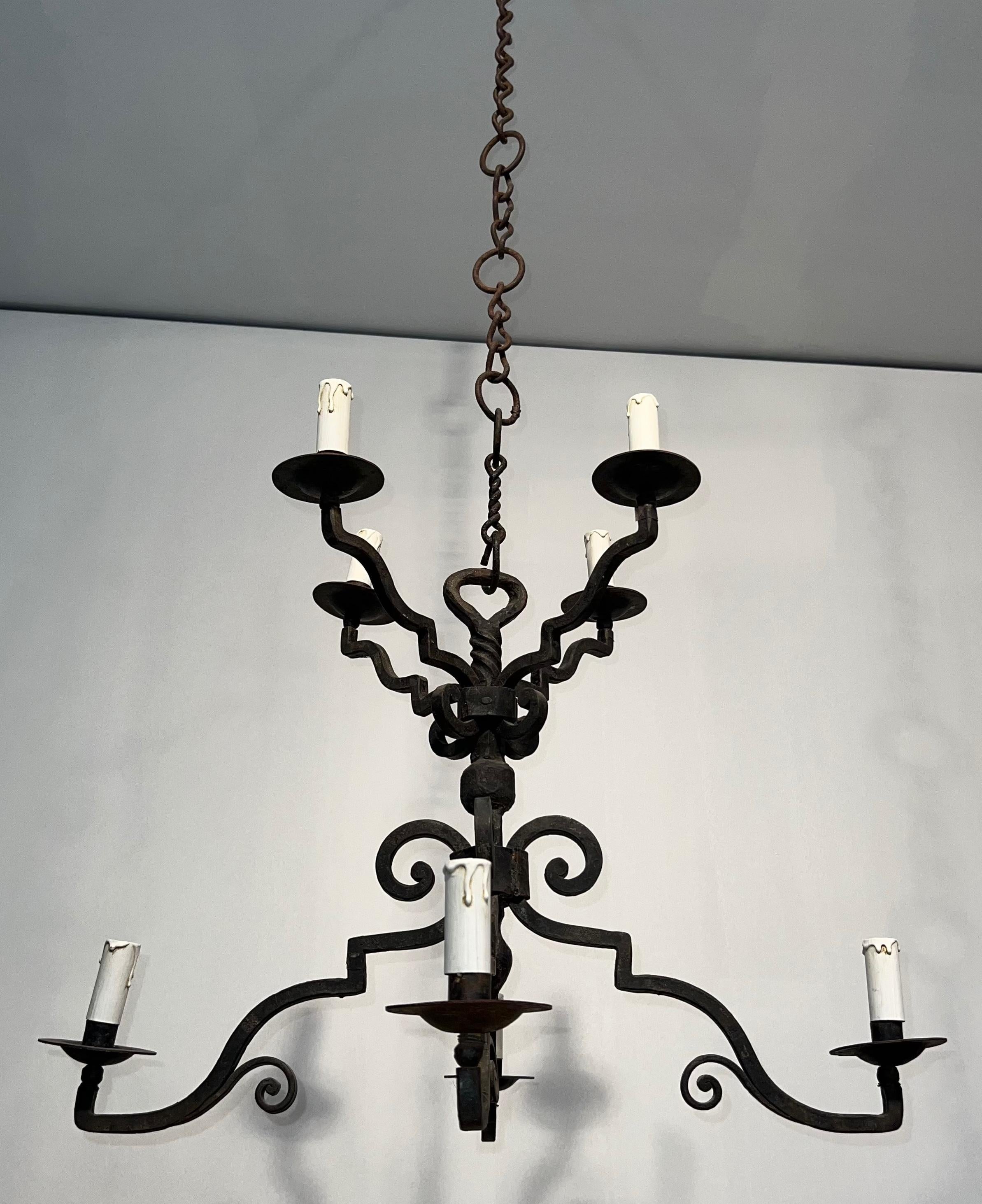 Francese Lampadario a due piani in ferro battuto con 8 bracci in stile gotico in vendita