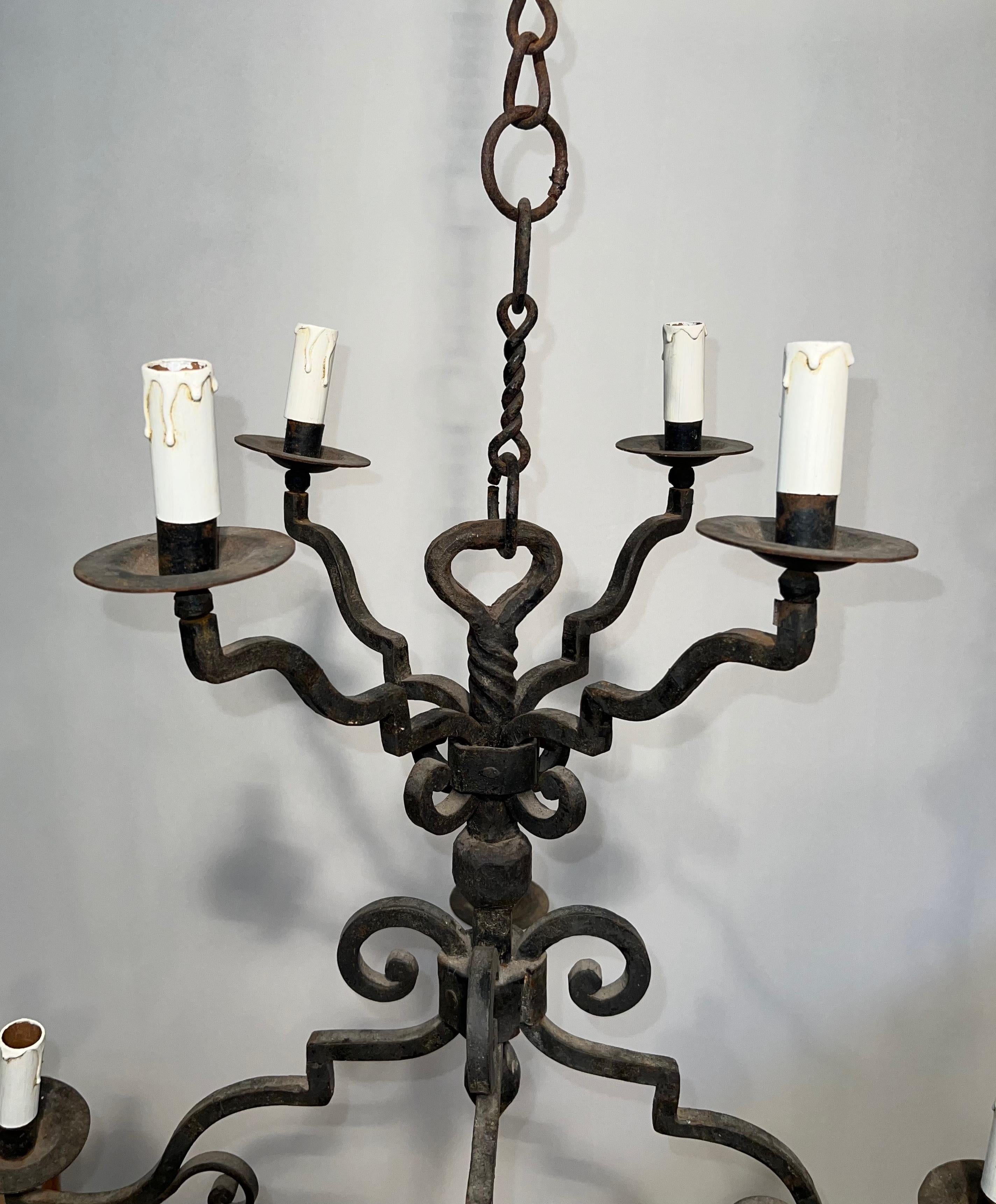 Lampadario a due piani in ferro battuto con 8 bracci in stile gotico In condizioni buone in vendita a Marcq-en-Barœul, Hauts-de-France