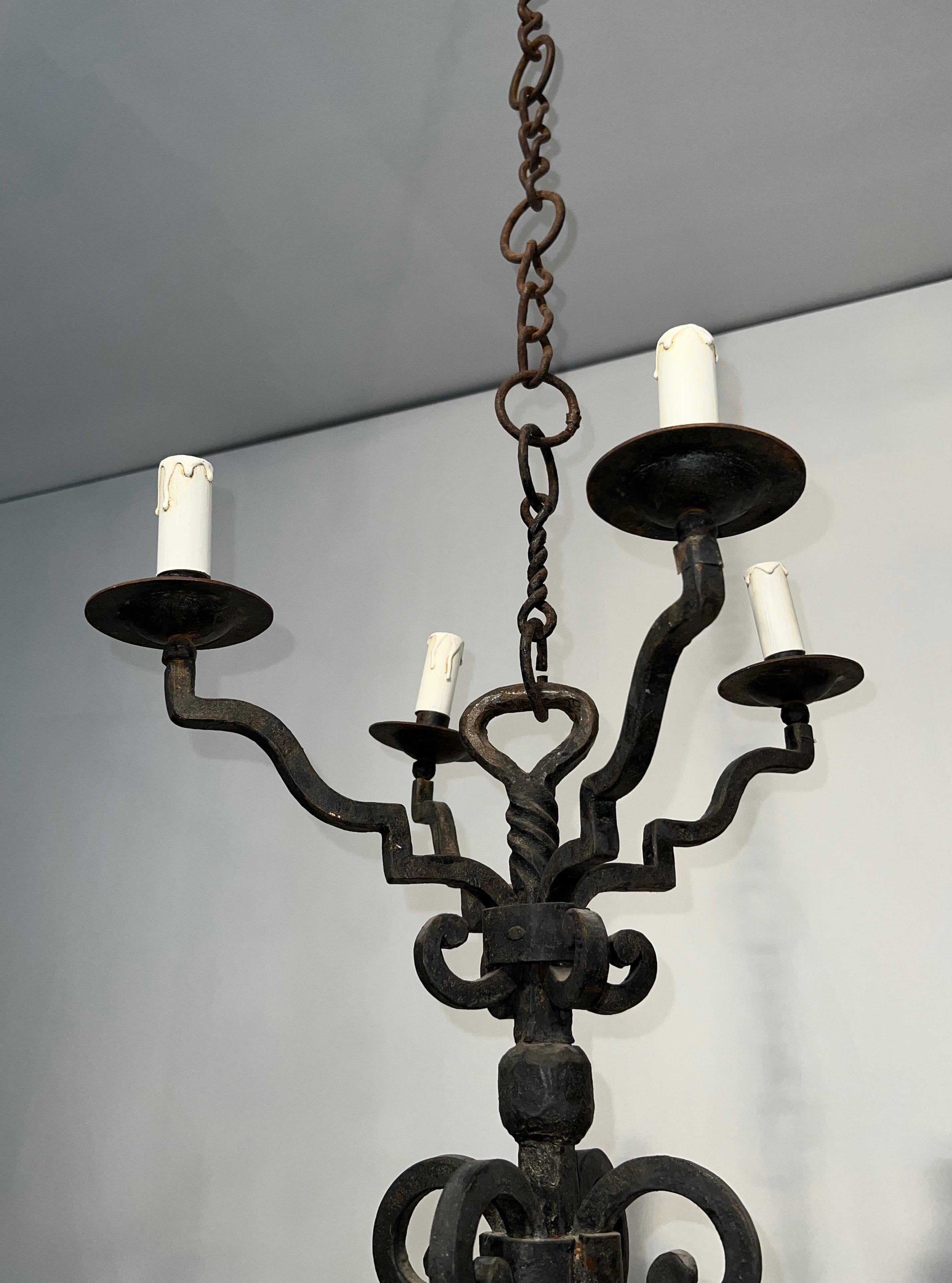 Metà XX secolo Lampadario a due piani in ferro battuto con 8 bracci in stile gotico in vendita