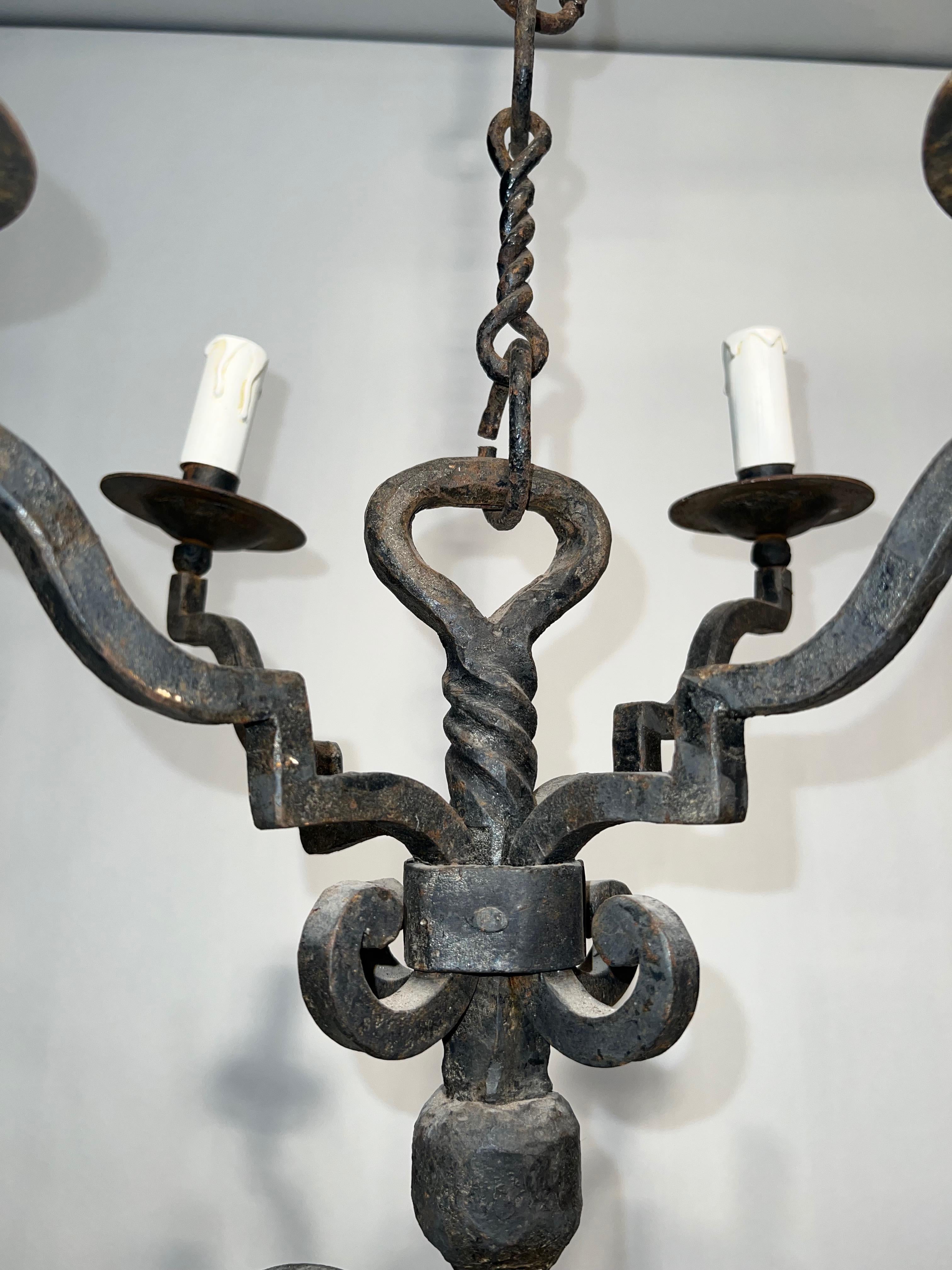 Ferro Lampadario a due piani in ferro battuto con 8 bracci in stile gotico in vendita