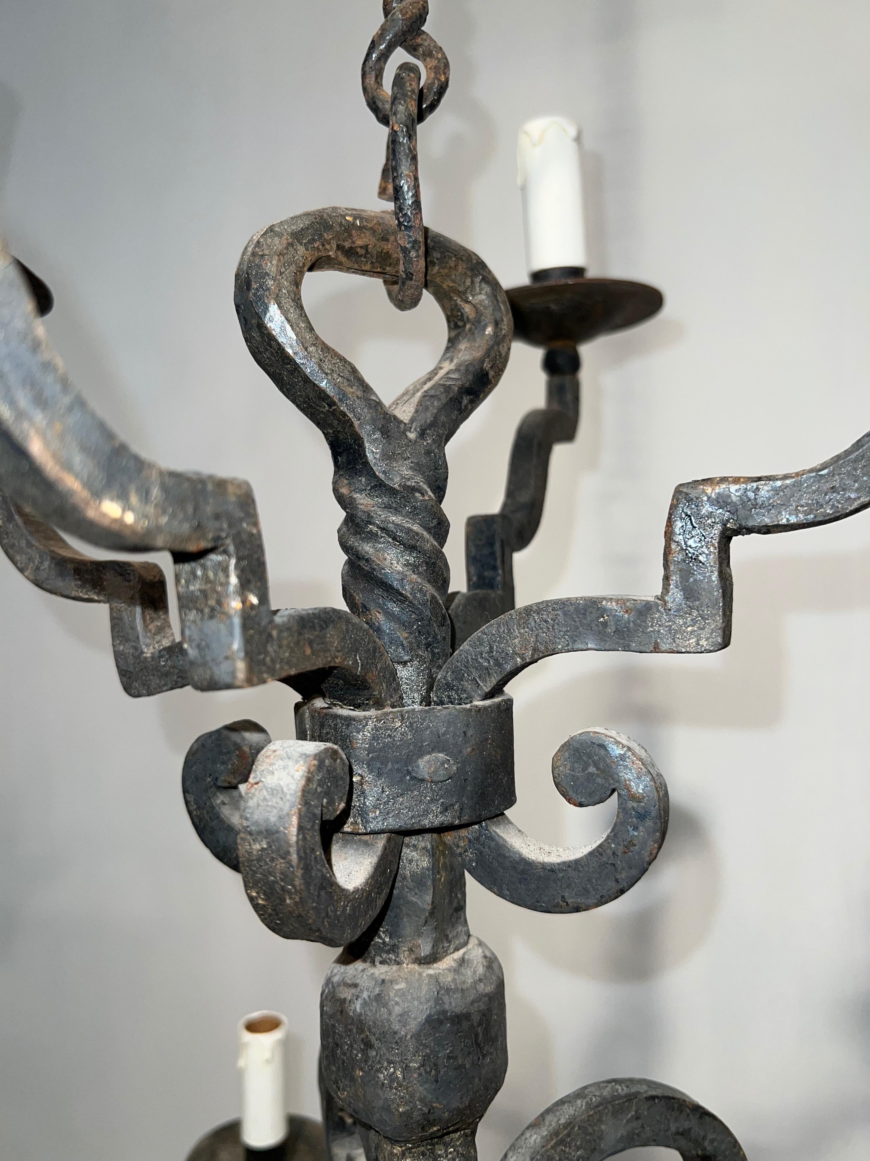 Lampadario a due piani in ferro battuto con 8 bracci in stile gotico in vendita 1