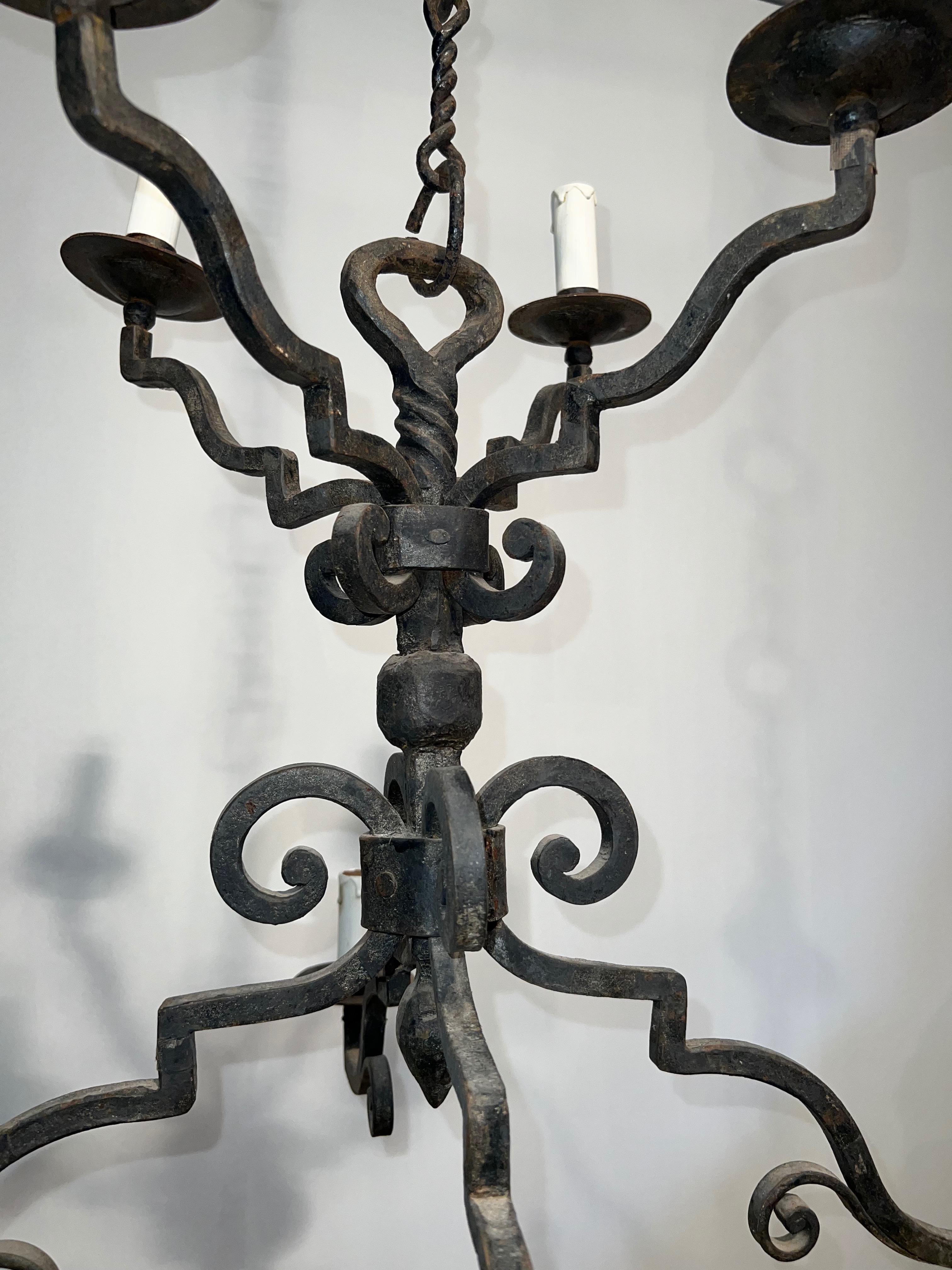 Lampadario a due piani in ferro battuto con 8 bracci in stile gotico in vendita 2