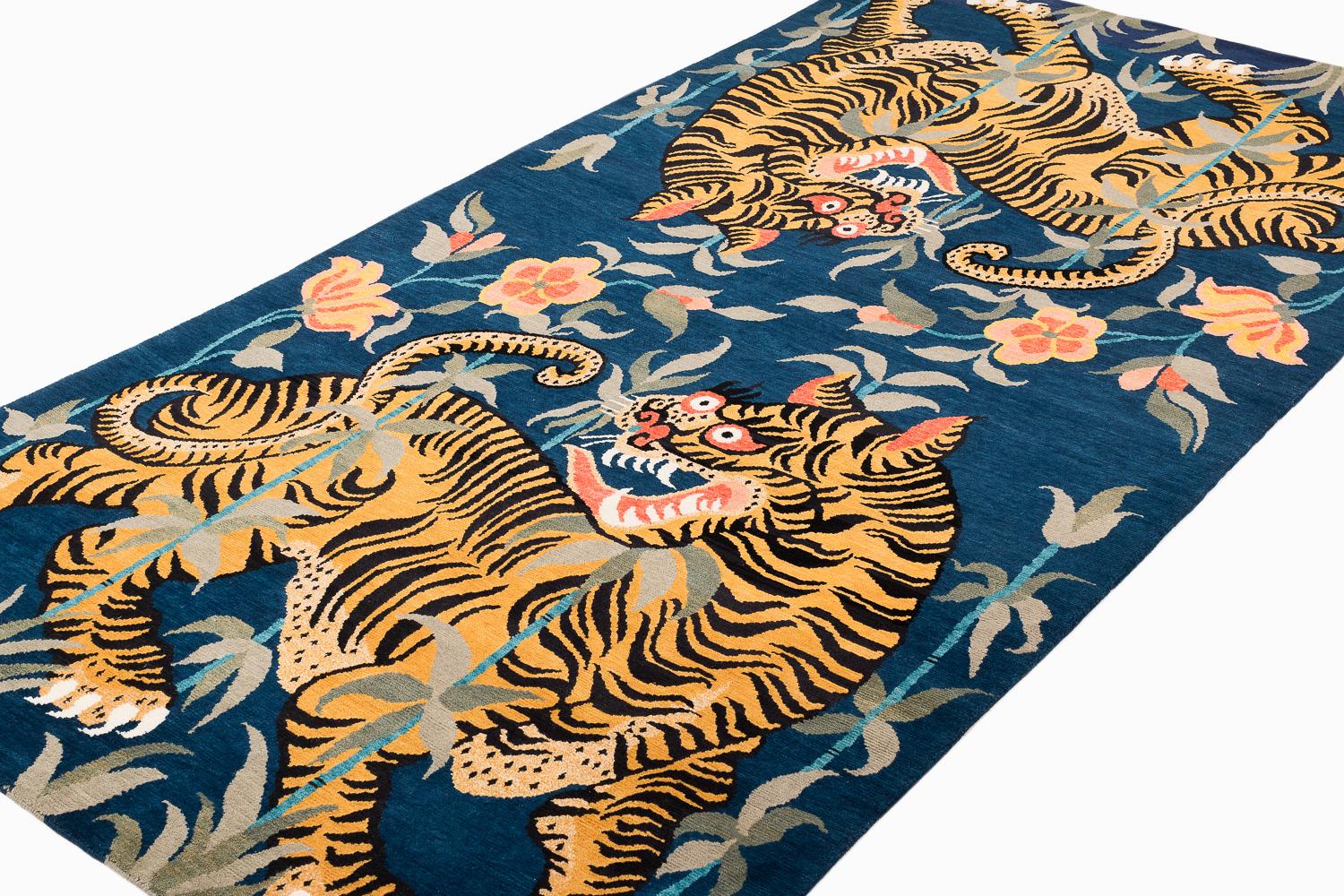 Dos Tigres es la versión de Joseph Carini de un diseño tibetano tradicional. Dos tigres miran en direcciones opuestas rodeados de brotes de bambú y flores que recuerdan motivos de Asia oriental. Sus bonitos estampados de animales resaltan sobre un