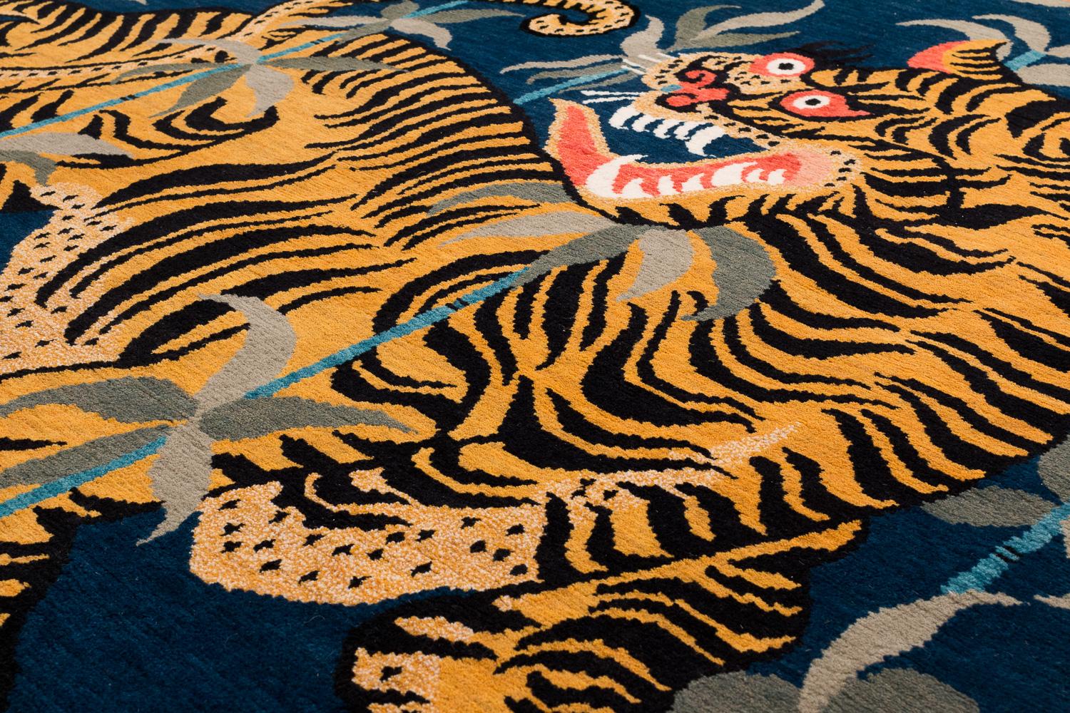 Alfombra dos tigres azul índigo de lana inspirada en el Tíbet hecha a mano por Joseph Carini Tibetano en venta