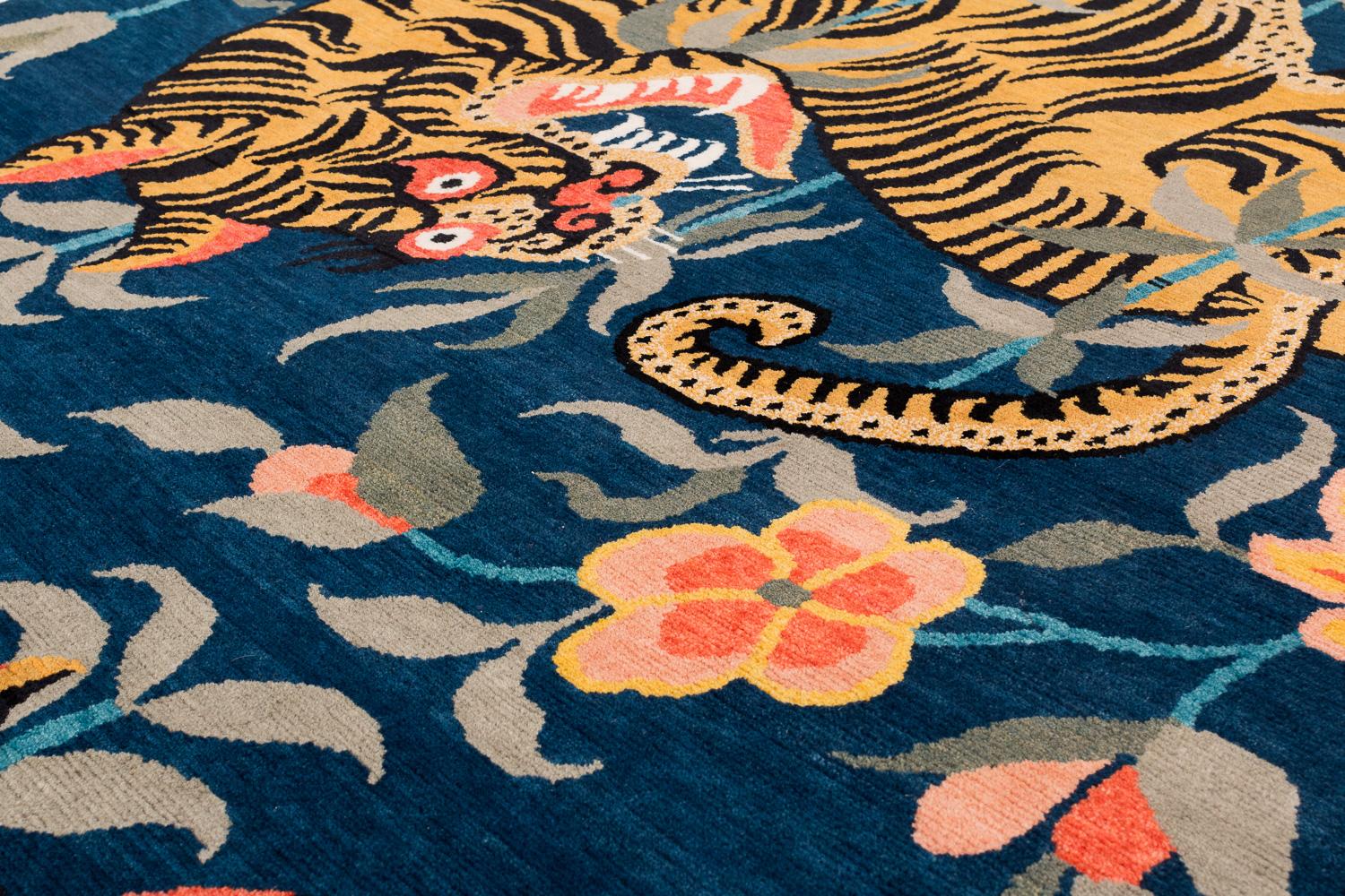 Alfombra dos tigres azul índigo de lana inspirada en el Tíbet hecha a mano por Joseph Carini Nepalés en venta