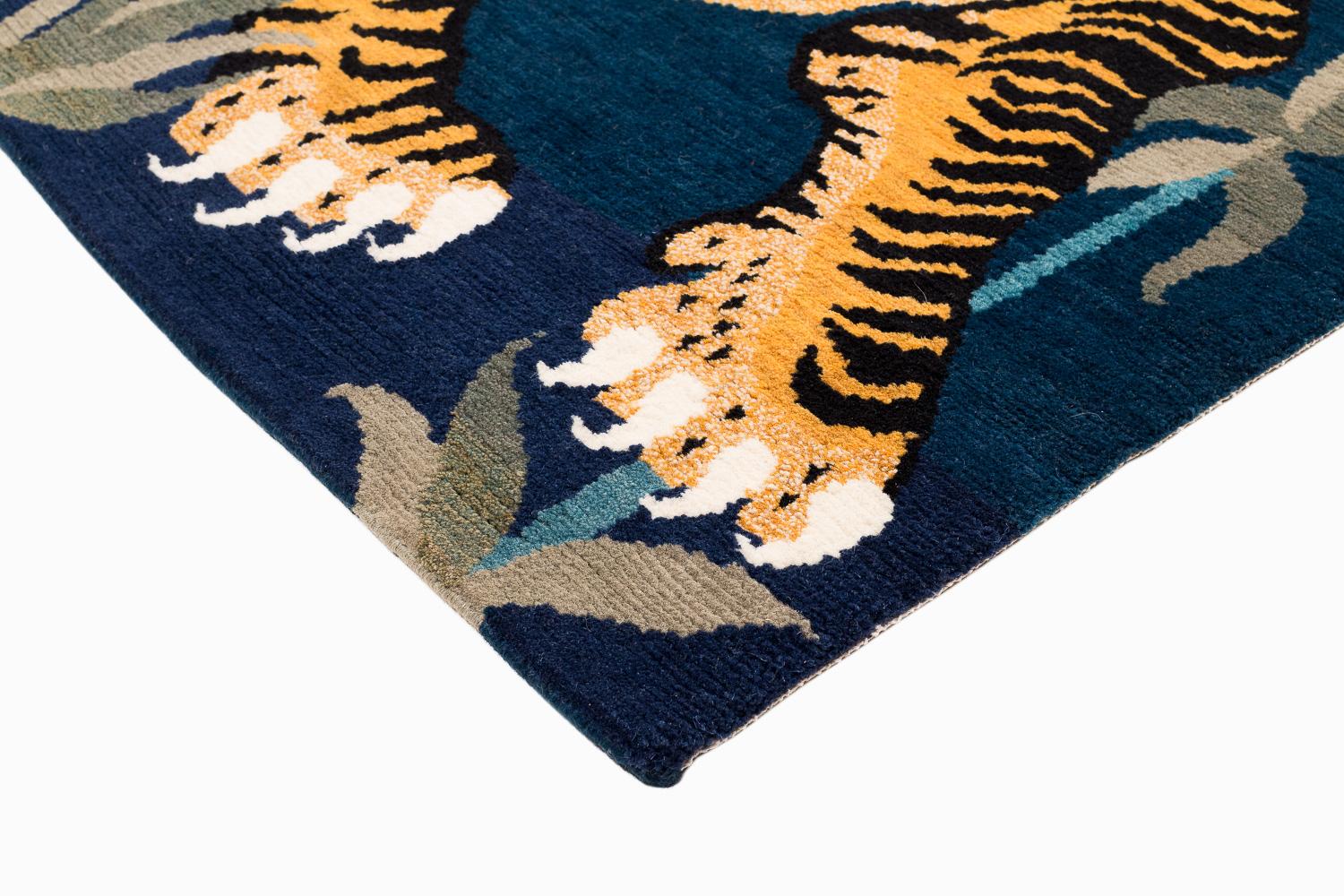 Alfombra dos tigres azul índigo de lana inspirada en el Tíbet hecha a mano por Joseph Carini Teñido con vegetales en venta