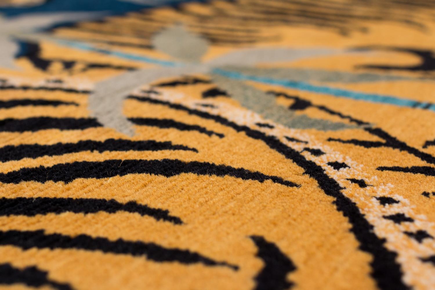 Alfombra dos tigres azul índigo de lana inspirada en el Tíbet hecha a mano por Joseph Carini en Nuevo estado para la venta en New York, NY