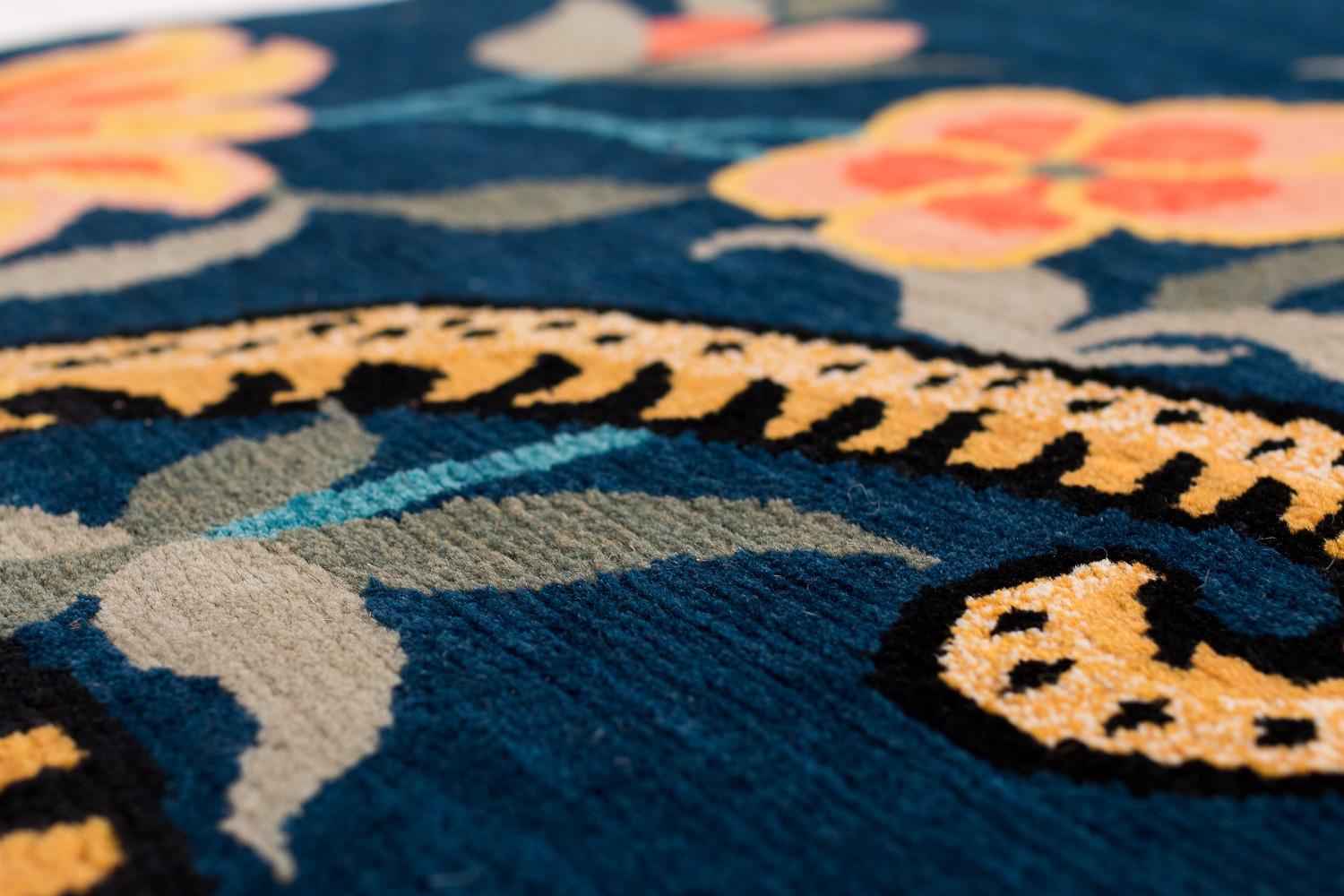 Alfombra dos tigres azul índigo de lana inspirada en el Tíbet hecha a mano por Joseph Carini Siglo XXI y contemporáneo en venta