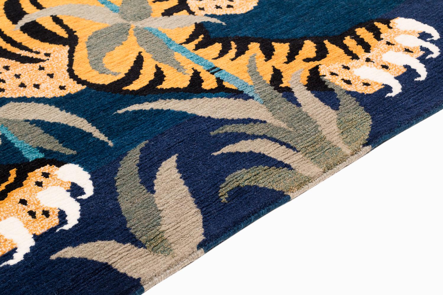 Alfombra dos tigres azul índigo de lana inspirada en el Tíbet hecha a mano por Joseph Carini Lana en venta
