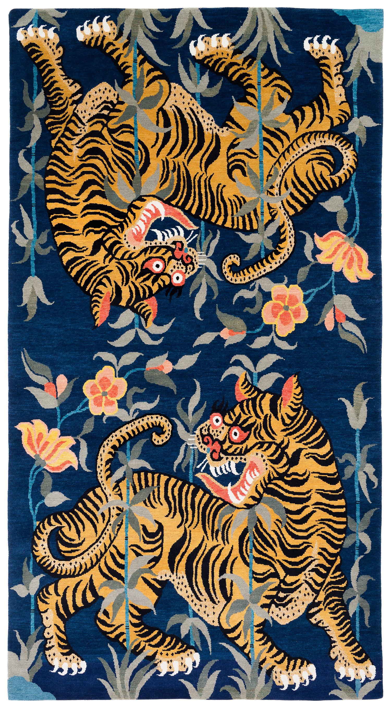Alfombra dos tigres azul índigo de lana inspirada en el Tíbet hecha a mano por Joseph Carini en venta 1