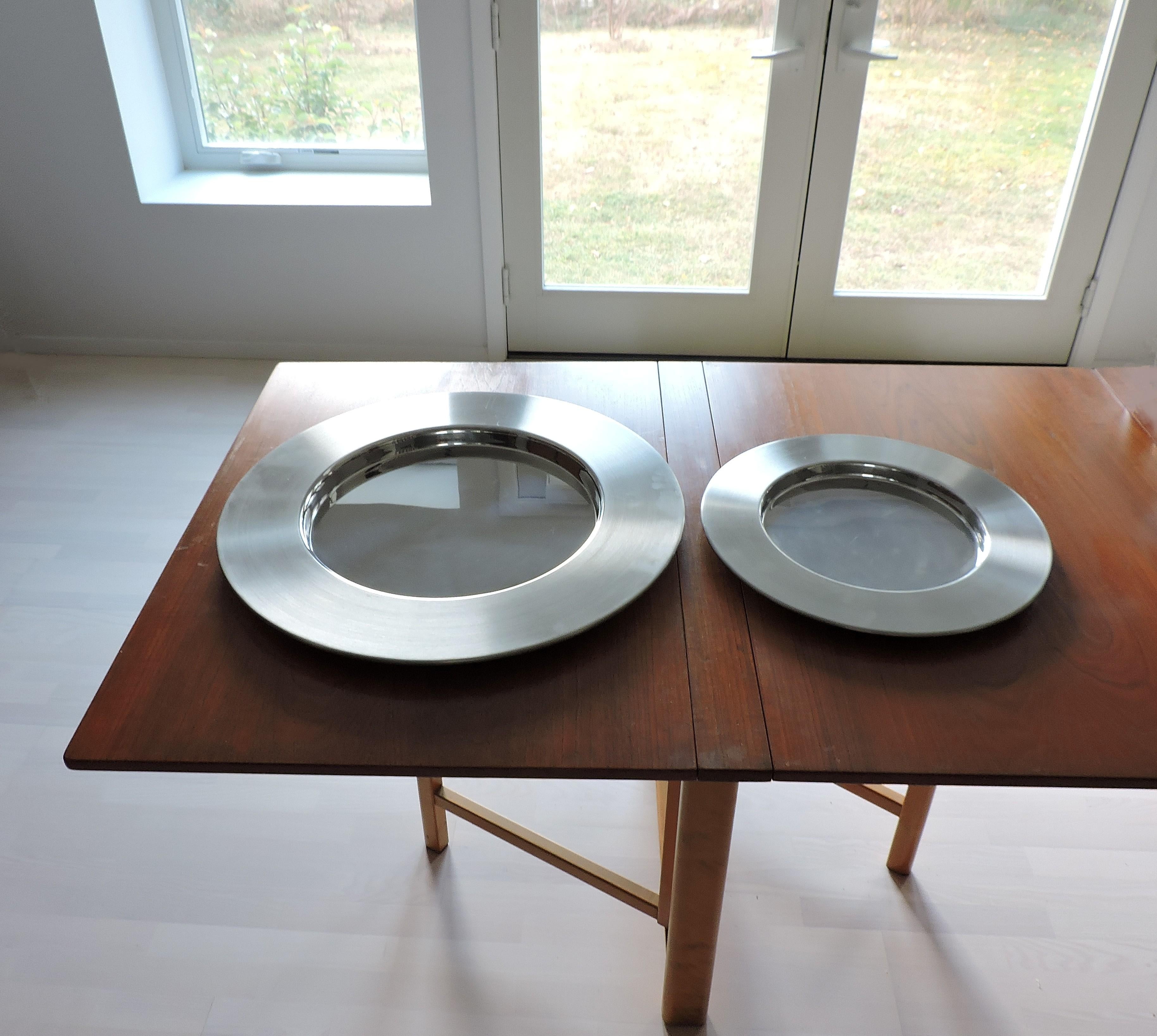 Two Timo Sarpaneva Scandinavian Modern Large Stainless Steel Chargers Platters For Sale 4