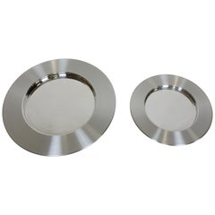 Dos grandes platos cargadores de acero inoxidable Timo Sarpaneva de estilo escandinavo moderno