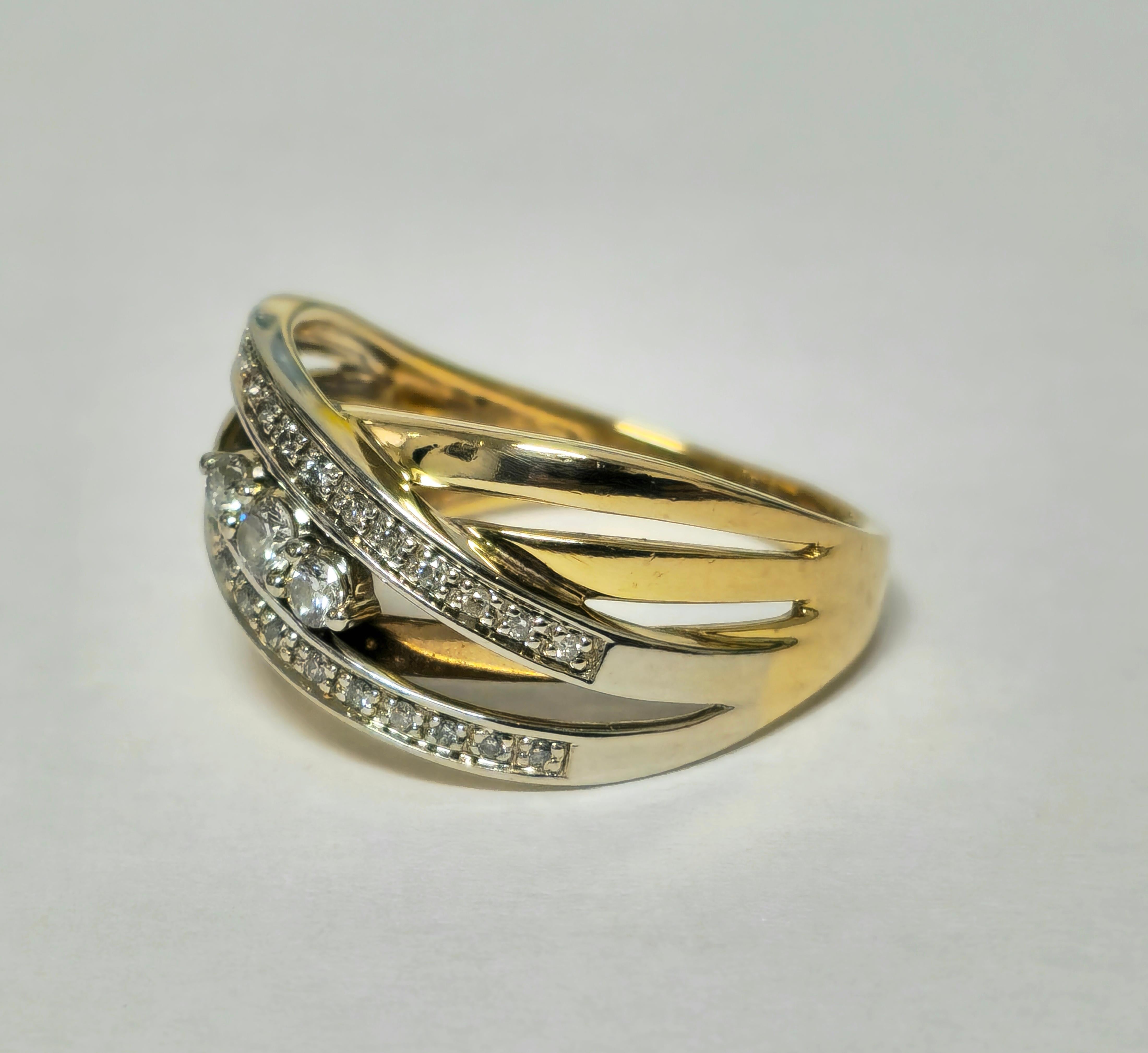 Dieser aus 10 Karat Gelb- und Weißgold gefertigte Vintage-Diamanten-Ehering besteht aus insgesamt 0,40 Karat Diamanten im Rundschliff, die eine Reinheit von SI2 und eine Farbe von F-G aufweisen. Mit einem Gewicht von 4,50 Gramm bietet er eine