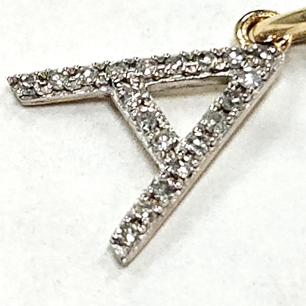 Taille ronde Pendentif en or 10K bicolore pavé de diamants avec initiale 