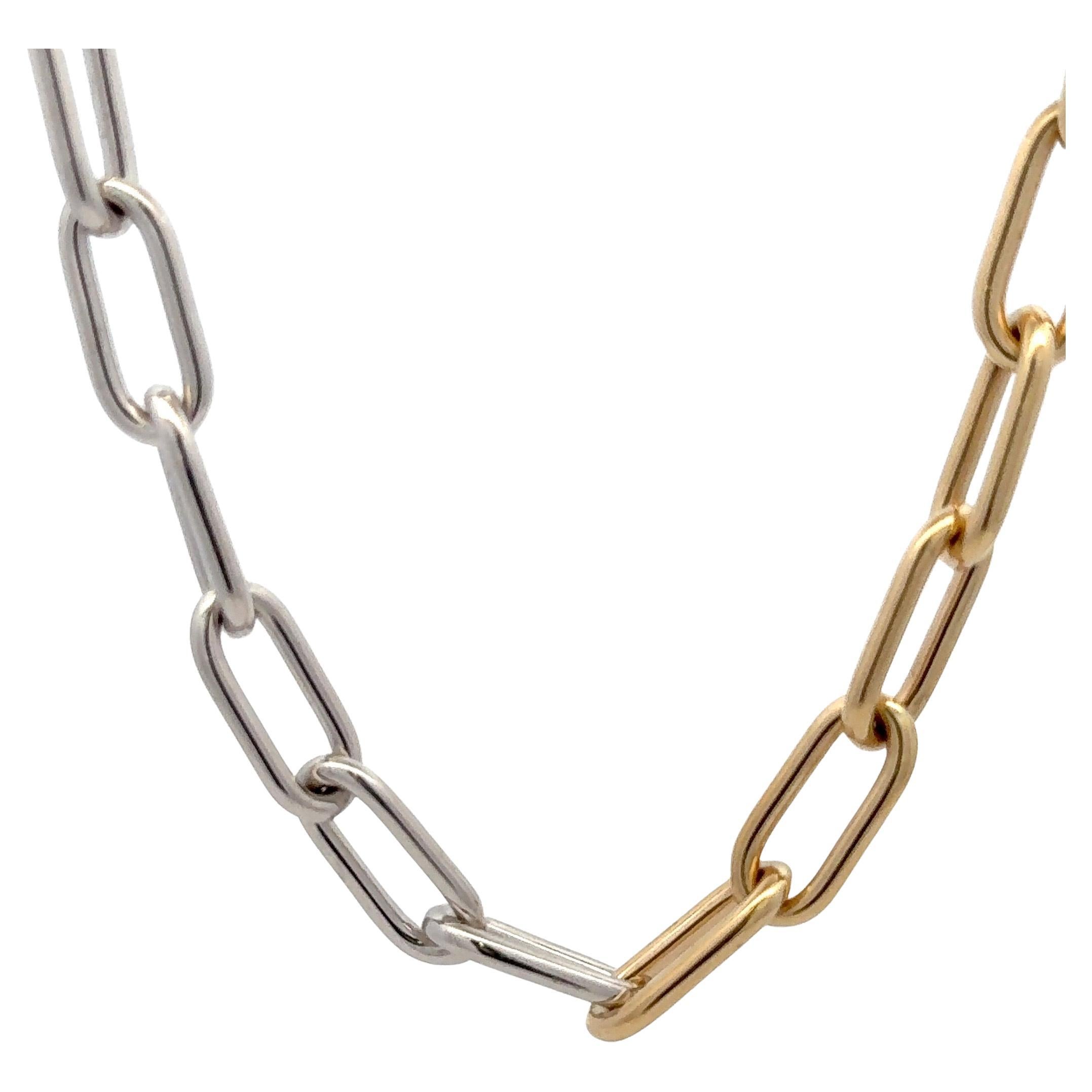 Collier à maillons en forme de trombone bicolore, composé d'un côté d'or blanc et de l'autre d'or jaune, 14 carats. 
Peut être tourné pour ne porter que l'or jaune devant ou l'or blanc. 
Un collier en forme de trombone !

Plus de colliers de