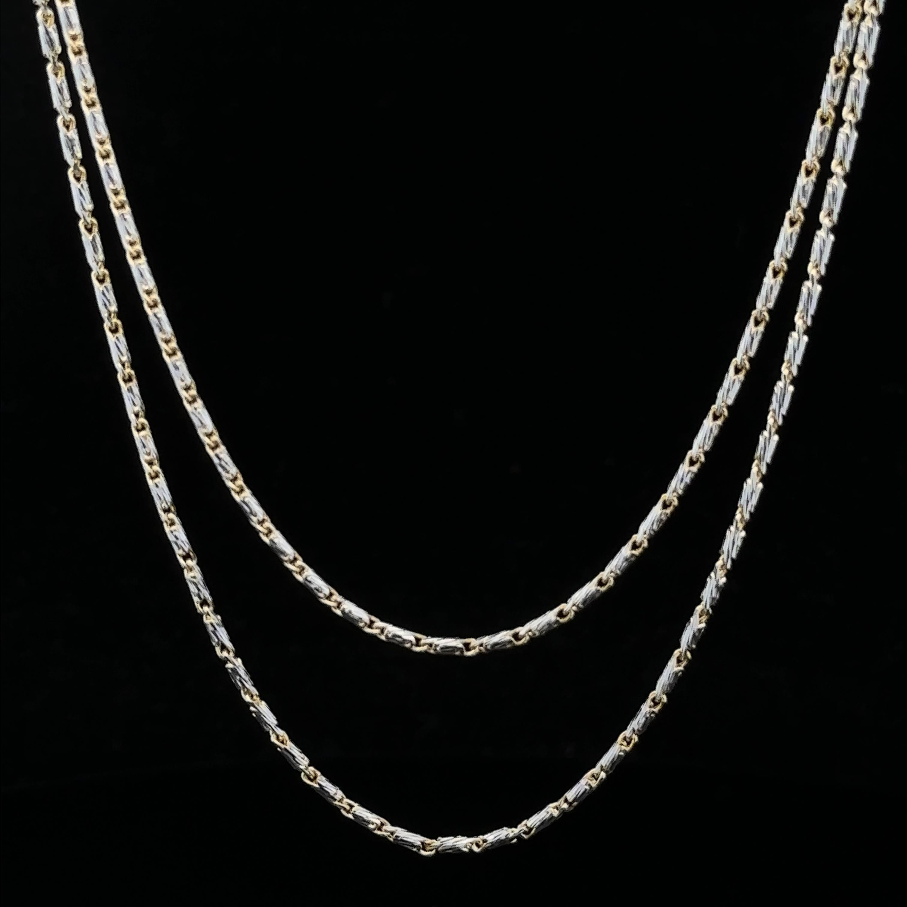 MATERIAL : Or jaune et blanc 14K massif
Poids : 5.93 grammes
Type de chaîne : Maillon fantaisie brillant taillé en diamant
Longueur de la chaîne : 22 pouces (mesurée à côté de la règle)
Largeur de la chaîne : 1.42 mm (environ)
Fermeture : Fermeture