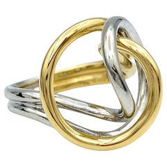 Zweifarbiger Cocktailring aus 18 Karat Gold mit kreisförmigem, offenem, unendlichkeitsgetreuem Twist-Design