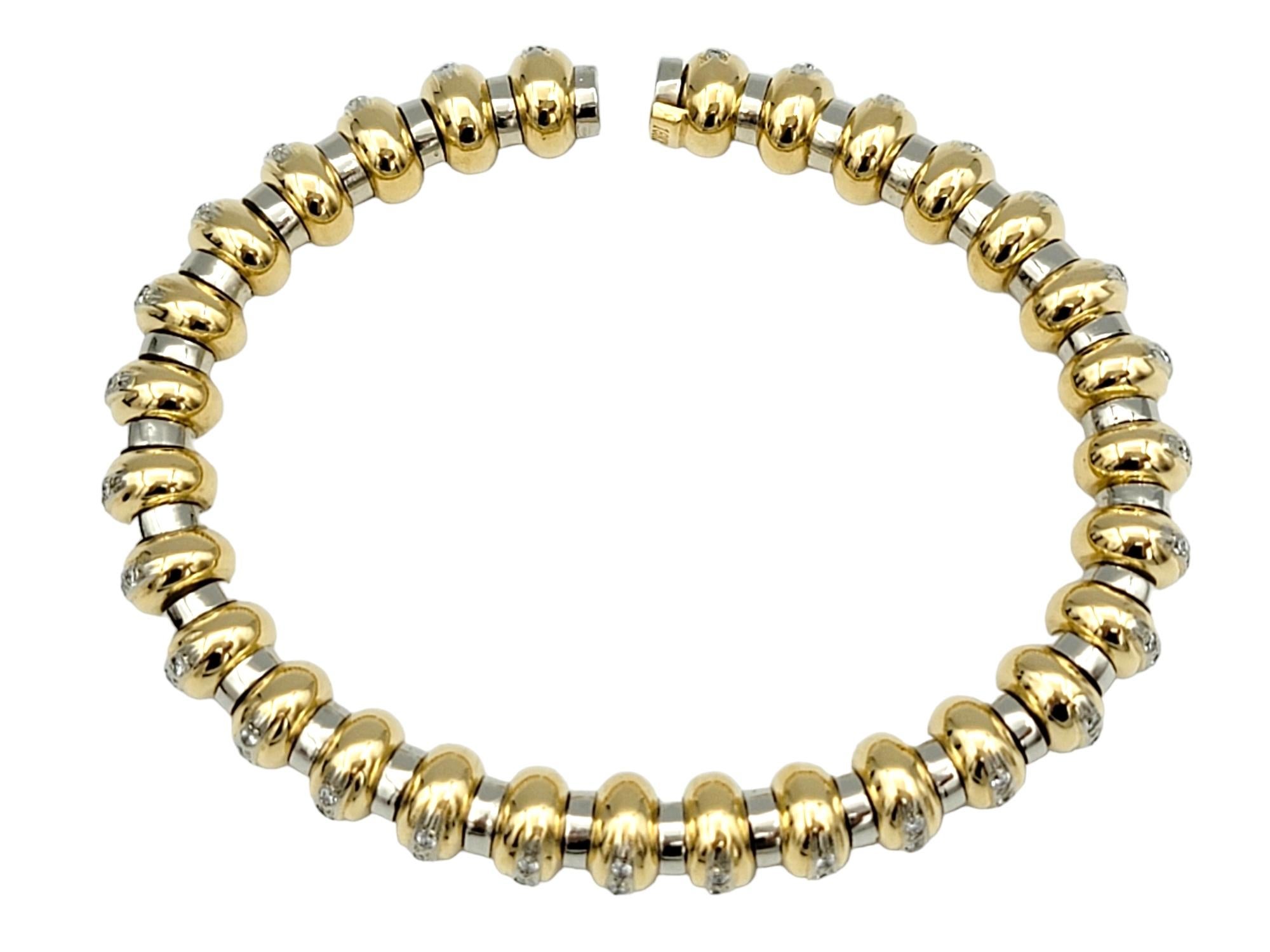 Taglio rotondo Bracciale flessibile bicolore in oro 18 carati con pavé di diamanti in vendita