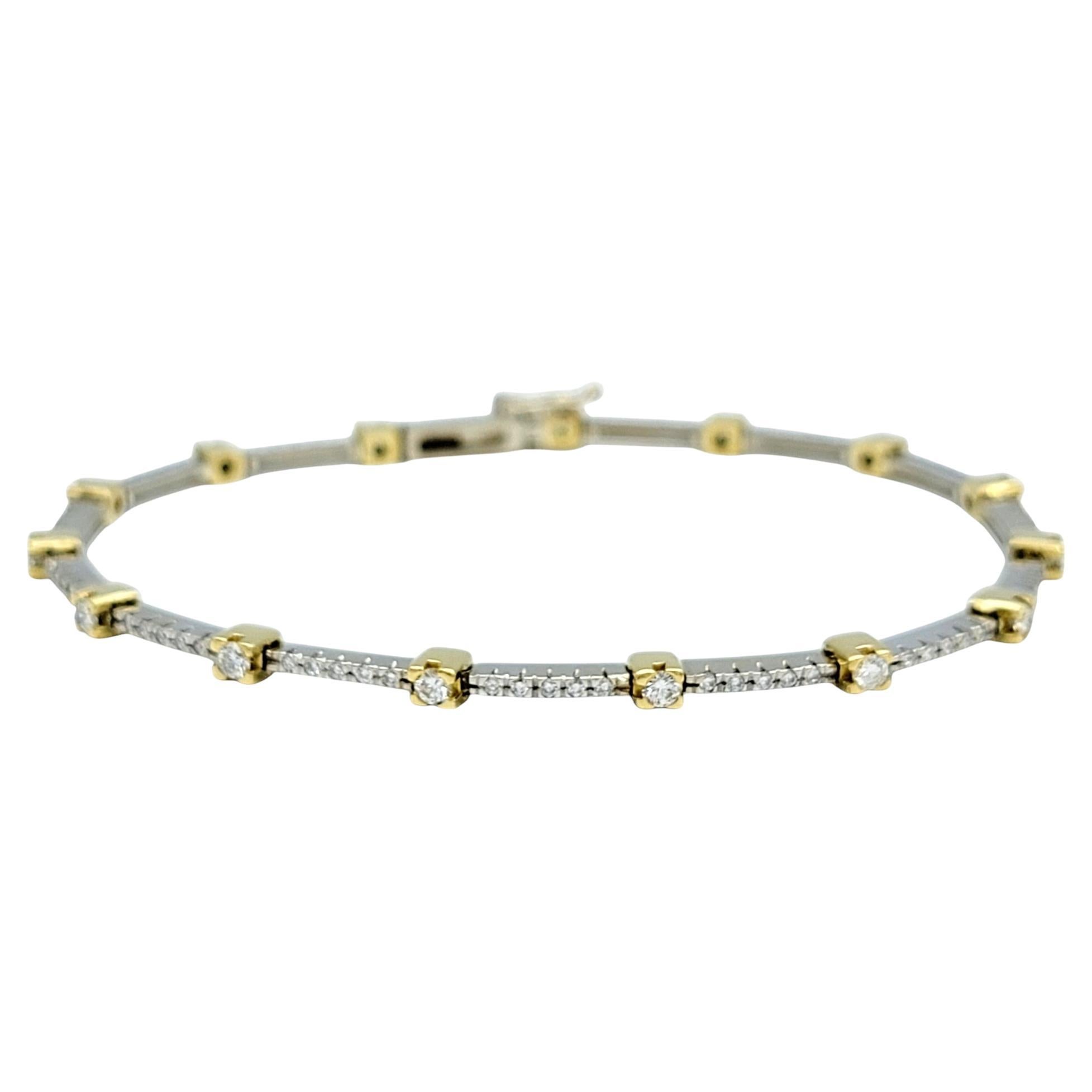 Cet élégant bracelet à maillons en forme de station présente un mélange sophistiqué d'or blanc et d'or jaune 18 carats, créant un design intemporel qui respire le charme et la grâce. Les maillons en or alternés ajoutent une touche de contraste et de