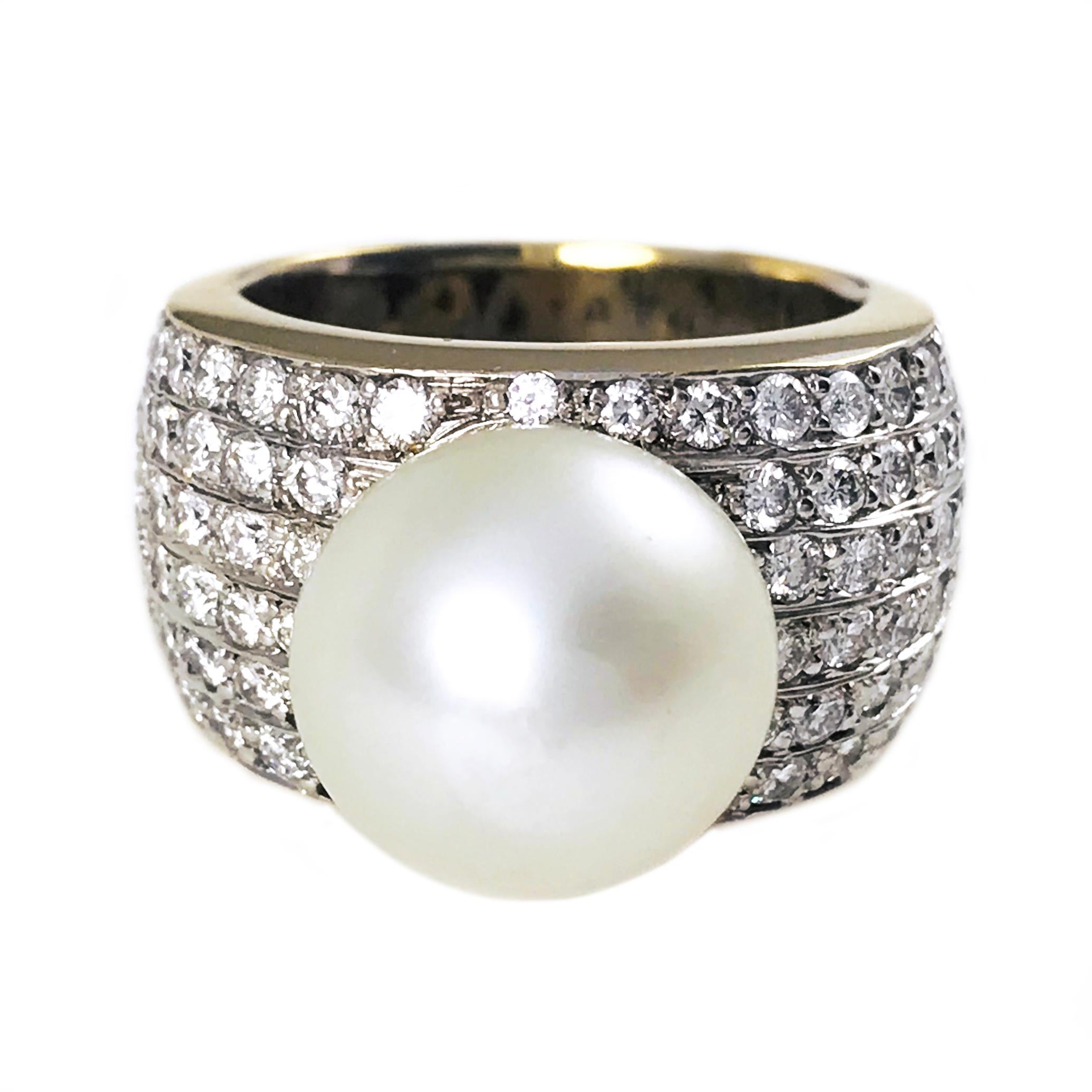 Zweifarbiger 18 Karat Gold Perlen-Diamant-Pavé-Cocktailring. Die Perle ist eine natürlich gezüchtete weiße, cremefarbene Südsee-Knopfperle mit gutem Lüster. Neunzig runde Diamanten im Brillantschliff sind in sechs Reihen gefasst und haben ein