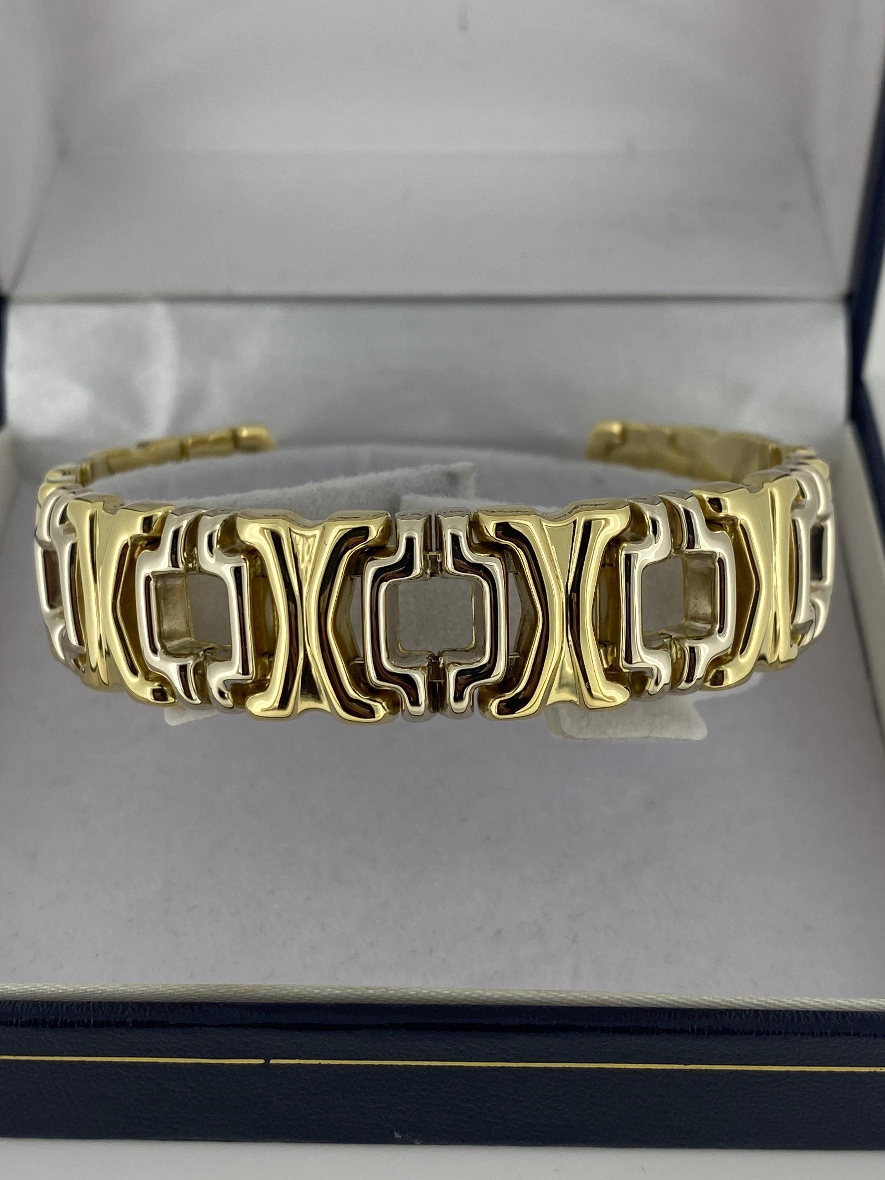D'un étonnant design ajouré, ce bracelet de style Cartier 
est délicatement fabriqué en Italie au début des années 2000 

mesurant 15 mm de large et ayant une circonférence de 19 cm
Il présente des sections alternées en or blanc et jaune. 
qui